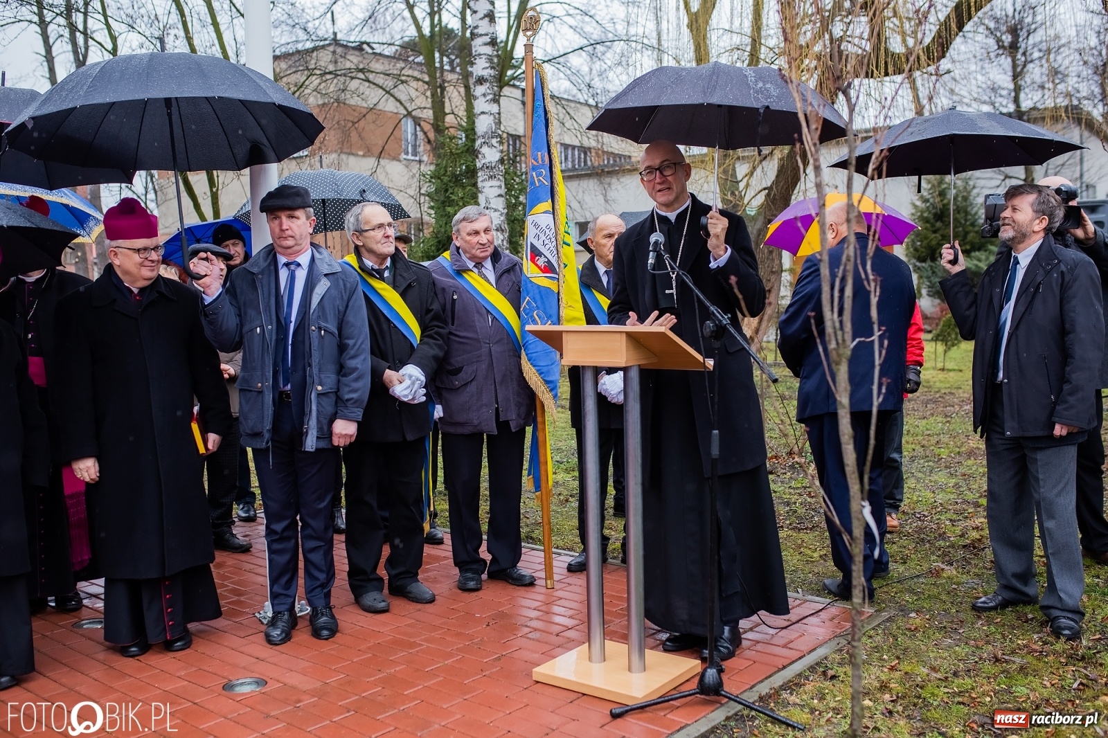 Zdjęcie w galerii na portalu naszraciborz.pl: Przy więzieniu odsłonięto tablicę poświęconą bł. Ryszardowi Henkesowi  wiadomości z regionu