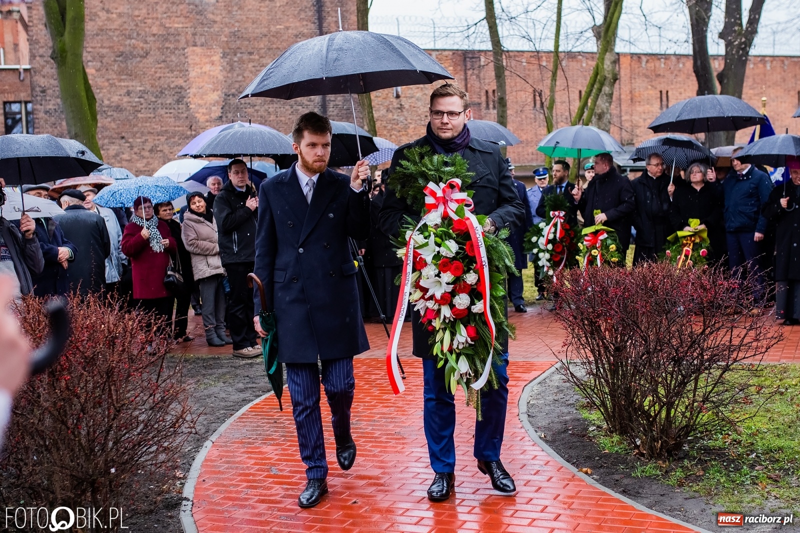 Zdjęcie w galerii na portalu naszraciborz.pl: Przy więzieniu odsłonięto tablicę poświęconą bł. Ryszardowi Henkesowi  wiadomości z regionu