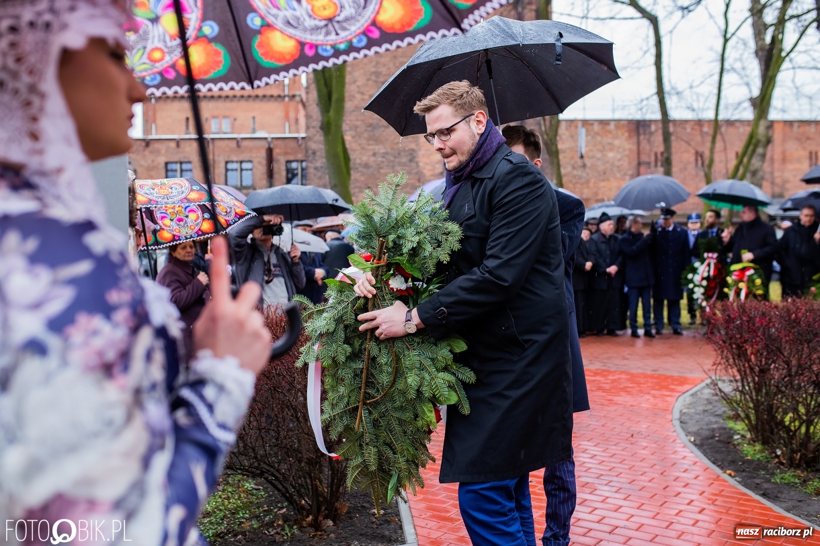 Zdjęcie w galerii na portalu naszraciborz.pl: Przy więzieniu odsłonięto tablicę poświęconą bł. Ryszardowi Henkesowi  wiadomości z regionu