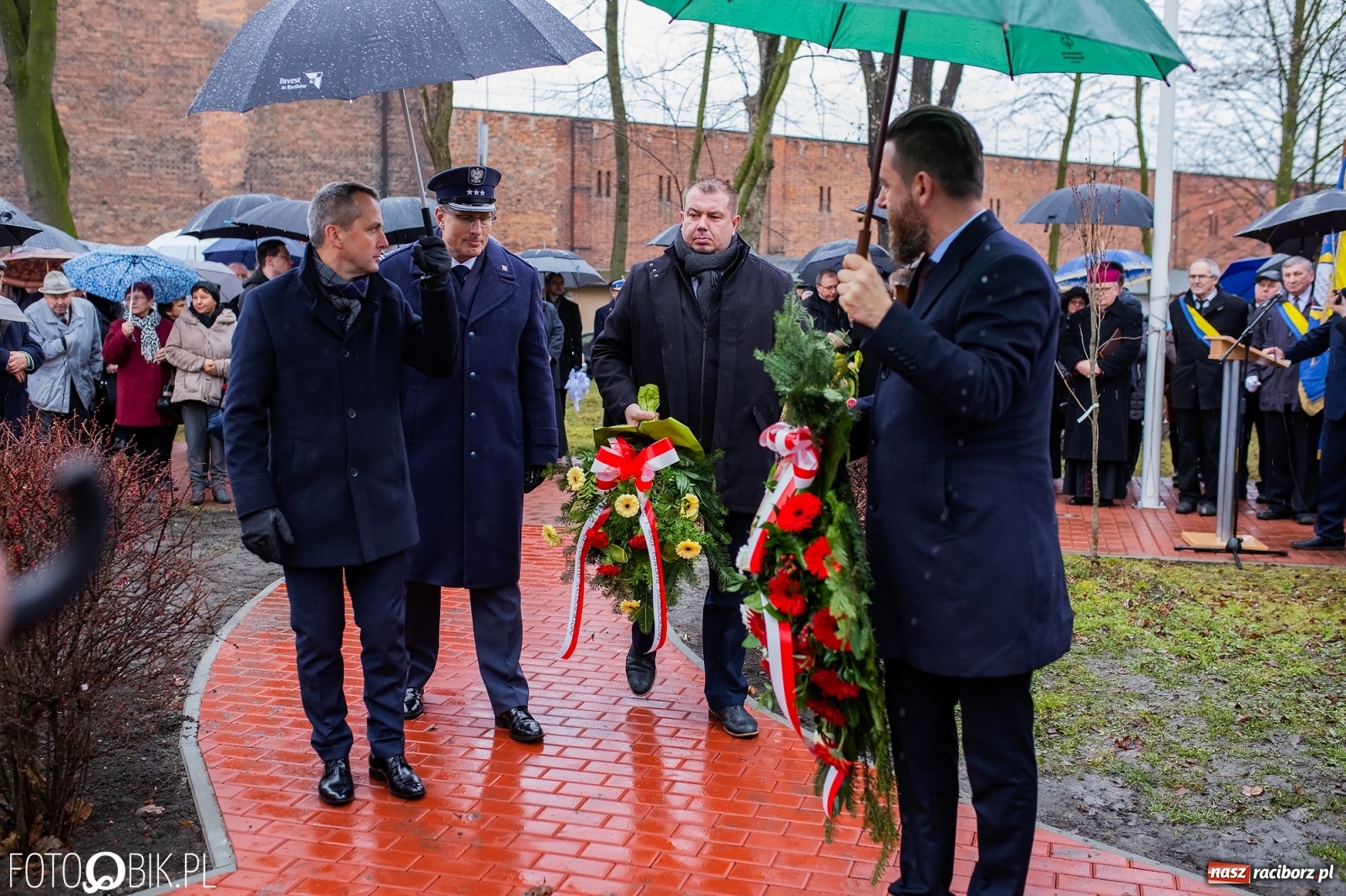 Zdjęcie w galerii na portalu naszraciborz.pl: Przy więzieniu odsłonięto tablicę poświęconą bł. Ryszardowi Henkesowi  wiadomości z regionu