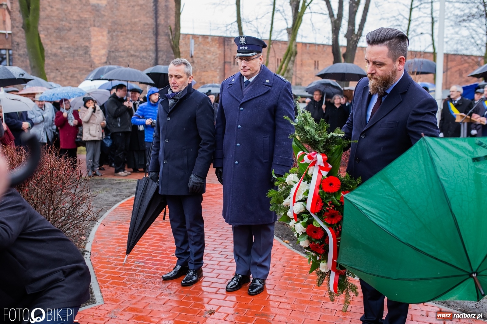 Zdjęcie w galerii na portalu naszraciborz.pl: Przy więzieniu odsłonięto tablicę poświęconą bł. Ryszardowi Henkesowi  wiadomości z regionu