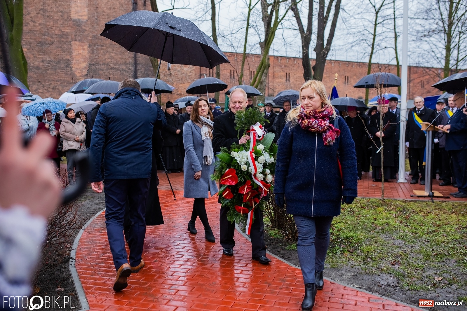 Zdjęcie w galerii na portalu naszraciborz.pl: Przy więzieniu odsłonięto tablicę poświęconą bł. Ryszardowi Henkesowi  wiadomości z regionu