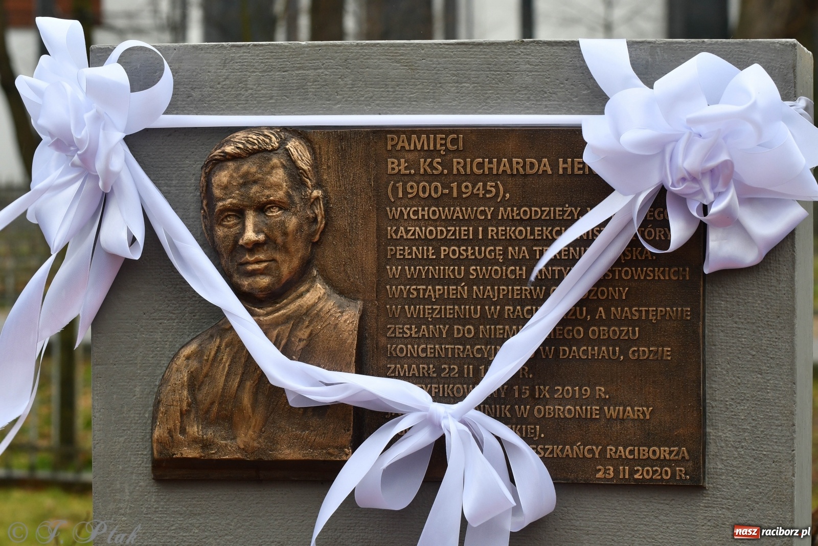 Zdjęcie w galerii na portalu naszraciborz.pl: Przy więzieniu odsłonięto tablicę poświęconą bł. Ryszardowi Henkesowi  wiadomości z regionu