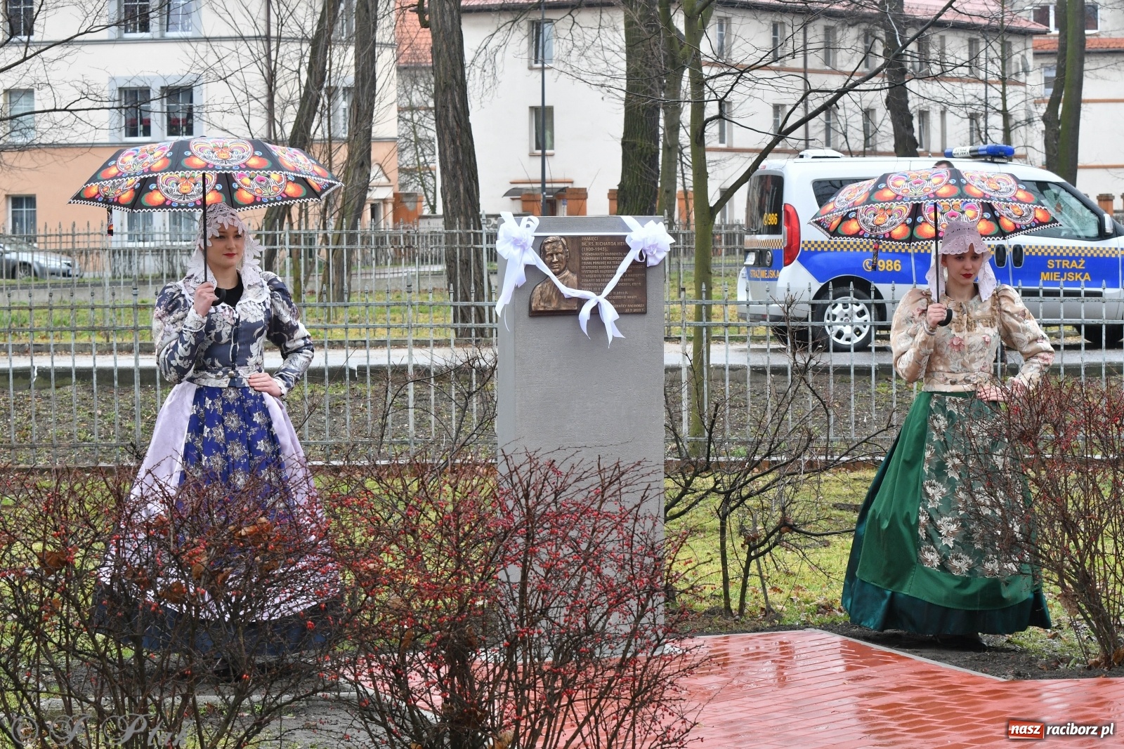Zdjęcie w galerii na portalu naszraciborz.pl: Przy więzieniu odsłonięto tablicę poświęconą bł. Ryszardowi Henkesowi  wiadomości z regionu
