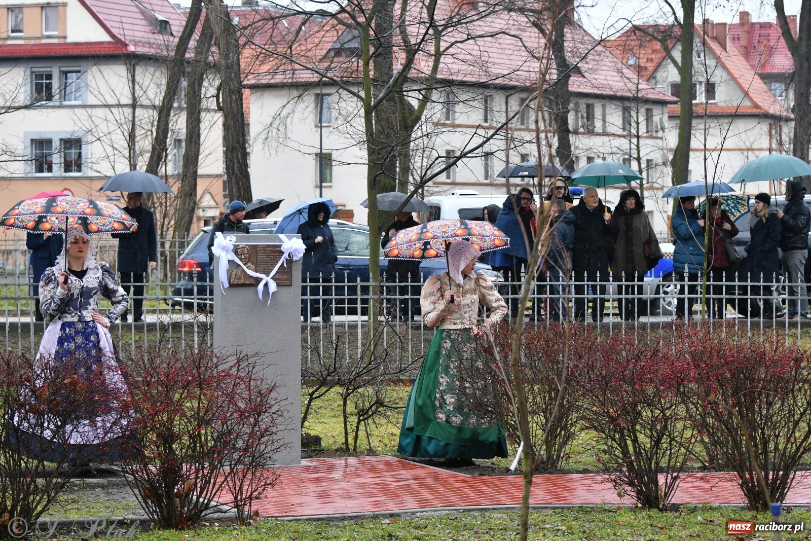 Zdjęcie w galerii na portalu naszraciborz.pl: Przy więzieniu odsłonięto tablicę poświęconą bł. Ryszardowi Henkesowi  wiadomości z regionu