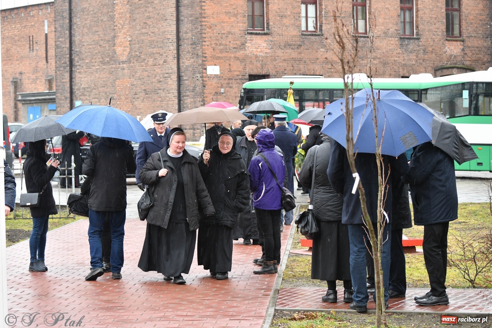 Zdjęcie w galerii na portalu naszraciborz.pl: Przy więzieniu odsłonięto tablicę poświęconą bł. Ryszardowi Henkesowi  wiadomości z regionu