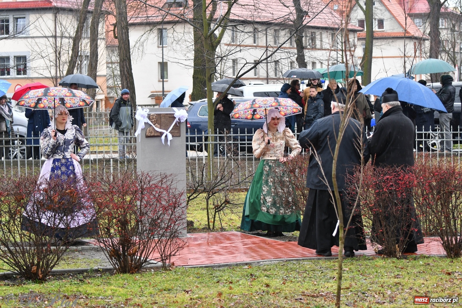 Zdjęcie w galerii na portalu naszraciborz.pl: Przy więzieniu odsłonięto tablicę poświęconą bł. Ryszardowi Henkesowi  wiadomości z regionu
