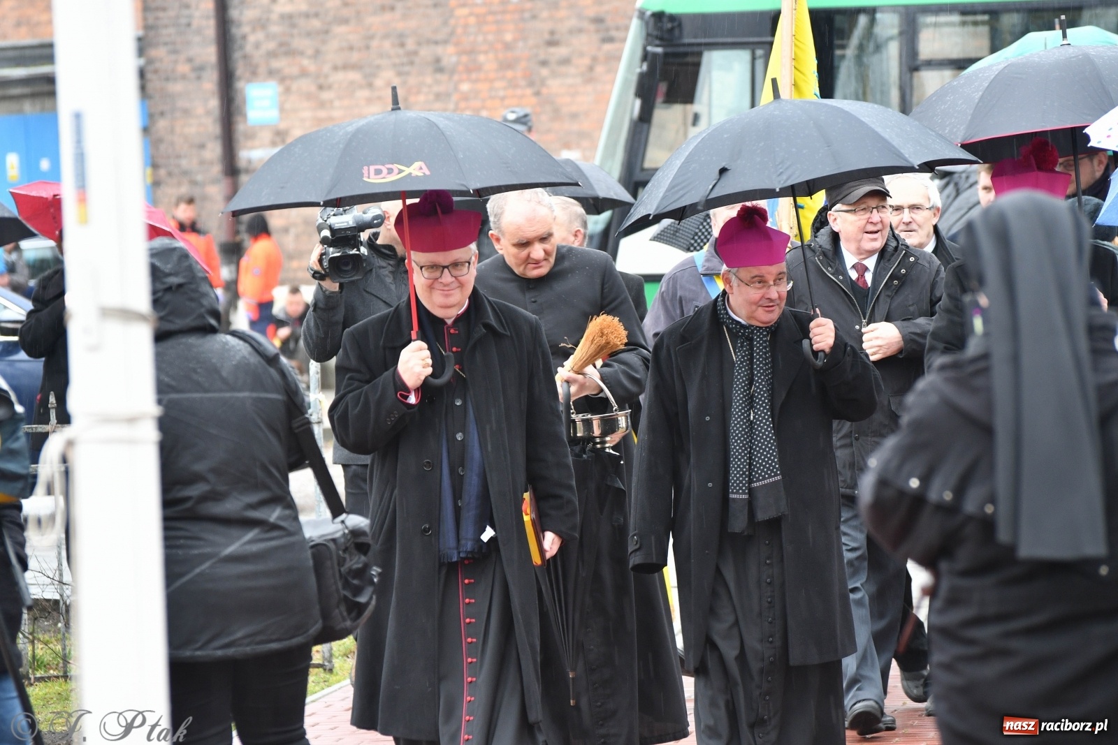 Zdjęcie w galerii na portalu naszraciborz.pl: Przy więzieniu odsłonięto tablicę poświęconą bł. Ryszardowi Henkesowi  wiadomości z regionu
