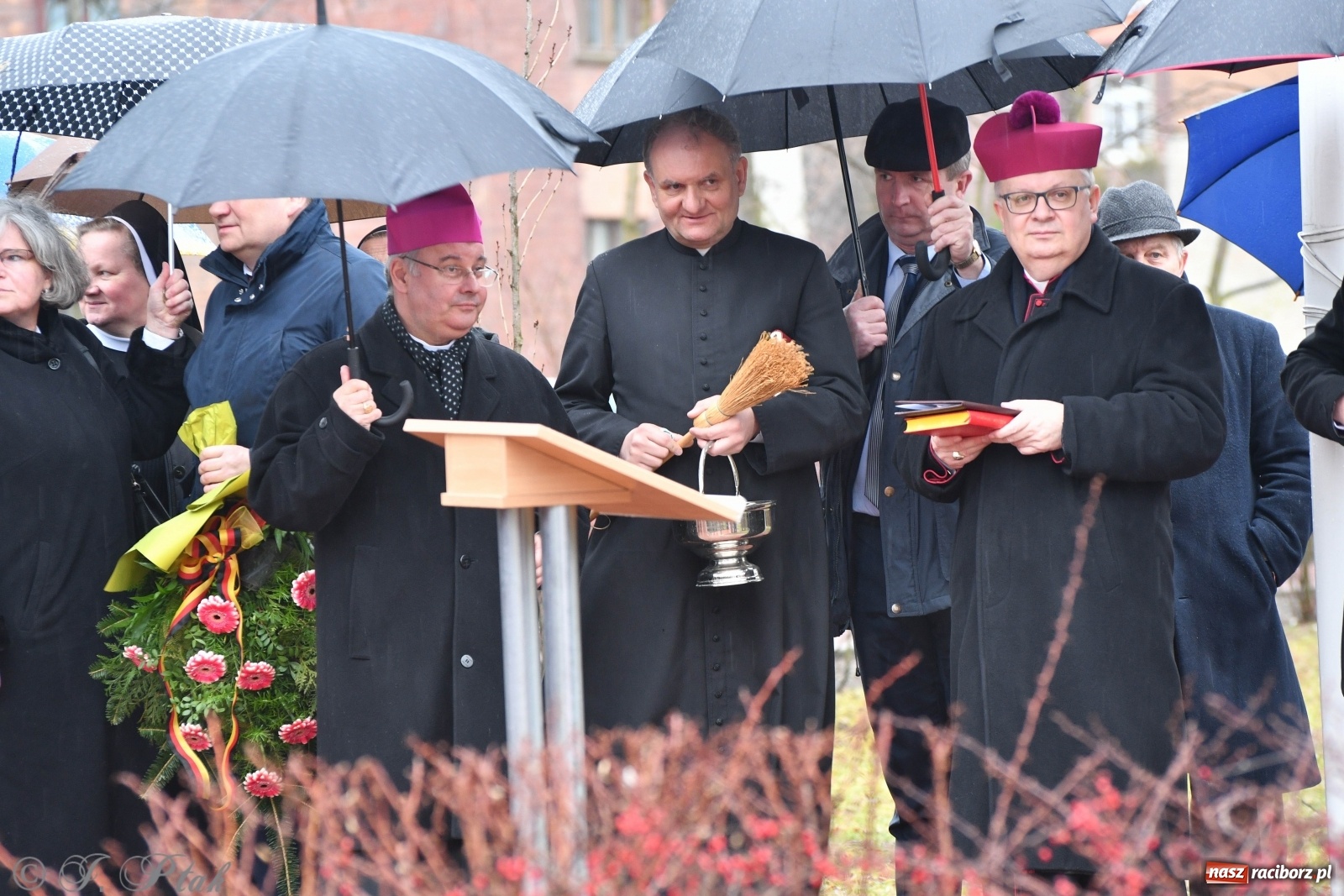 Zdjęcie w galerii na portalu naszraciborz.pl: Przy więzieniu odsłonięto tablicę poświęconą bł. Ryszardowi Henkesowi  wiadomości z regionu