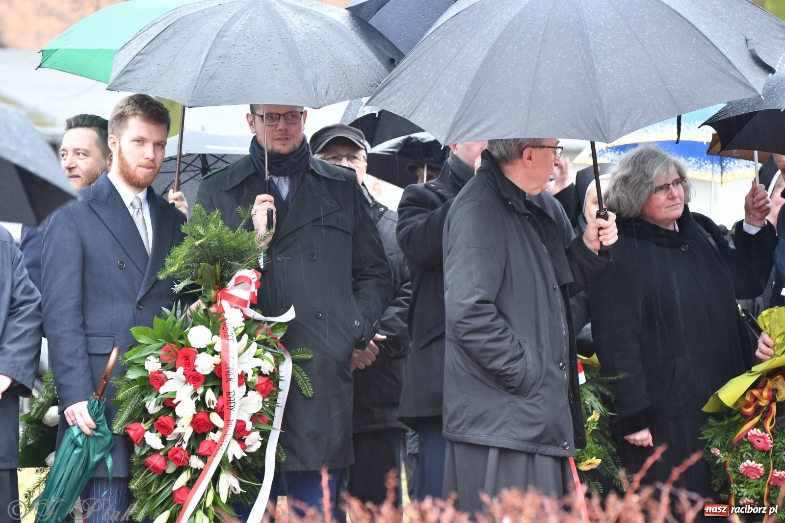 Zdjęcie w galerii na portalu naszraciborz.pl: Przy więzieniu odsłonięto tablicę poświęconą bł. Ryszardowi Henkesowi  wiadomości z regionu