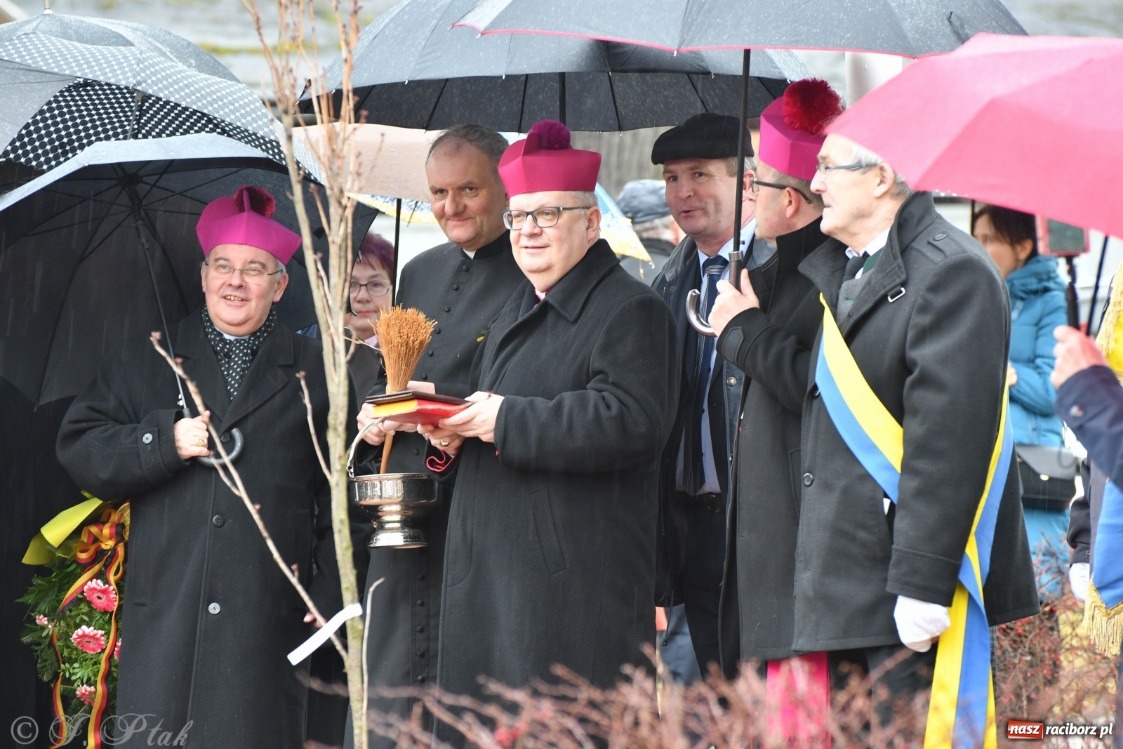 Zdjęcie w galerii na portalu naszraciborz.pl: Przy więzieniu odsłonięto tablicę poświęconą bł. Ryszardowi Henkesowi  wiadomości z regionu