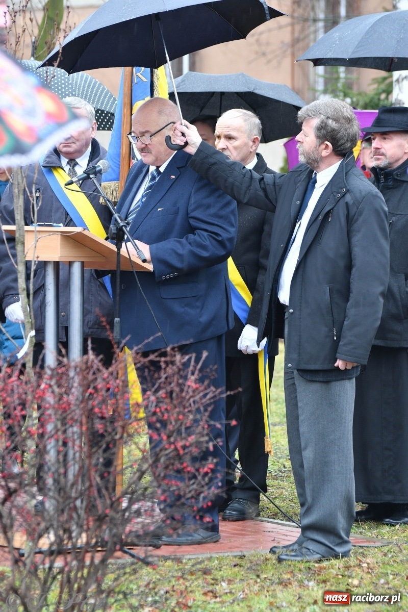 Zdjęcie w galerii na portalu naszraciborz.pl: Przy więzieniu odsłonięto tablicę poświęconą bł. Ryszardowi Henkesowi  wiadomości z regionu