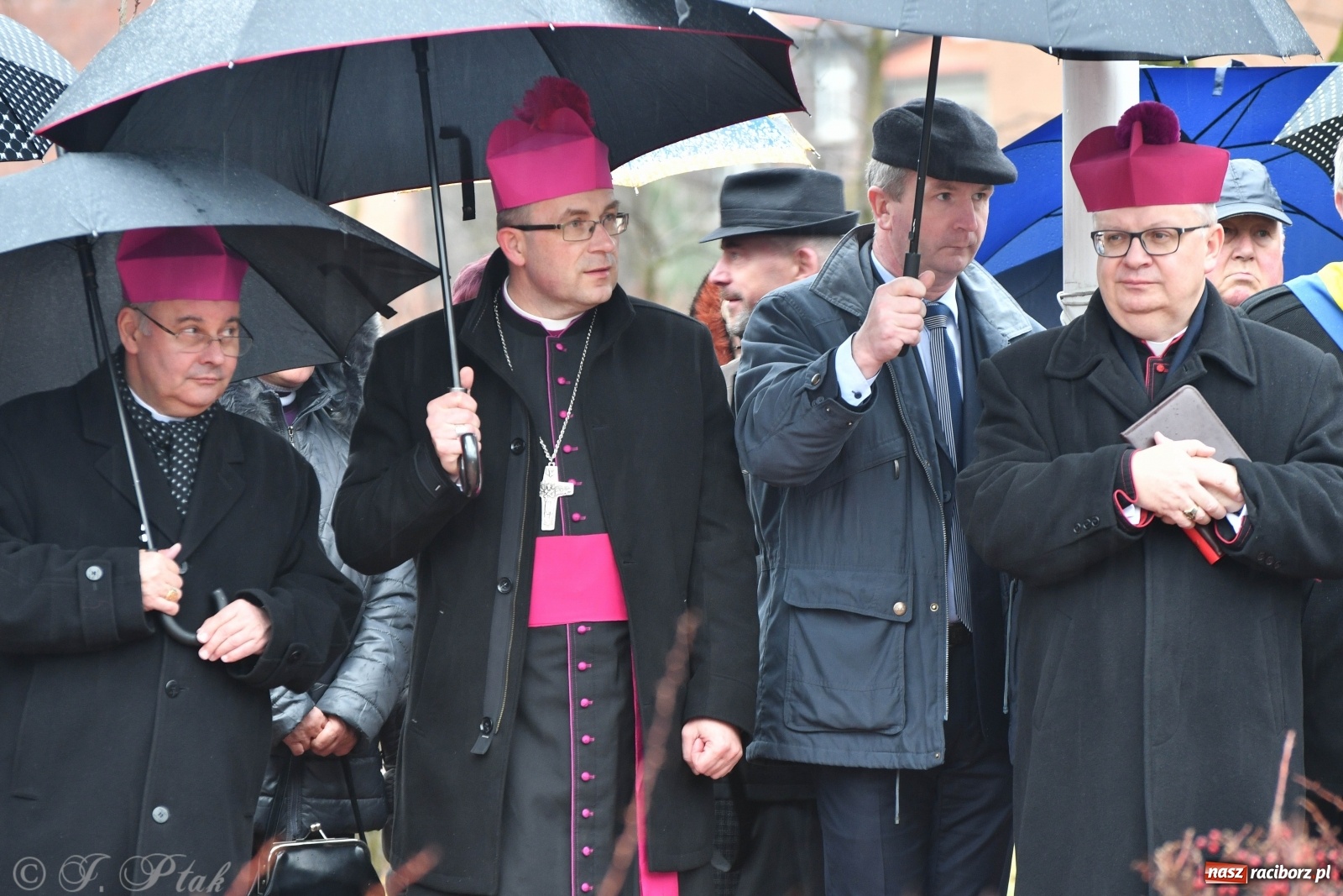 Zdjęcie w galerii na portalu naszraciborz.pl: Przy więzieniu odsłonięto tablicę poświęconą bł. Ryszardowi Henkesowi  wiadomości z regionu