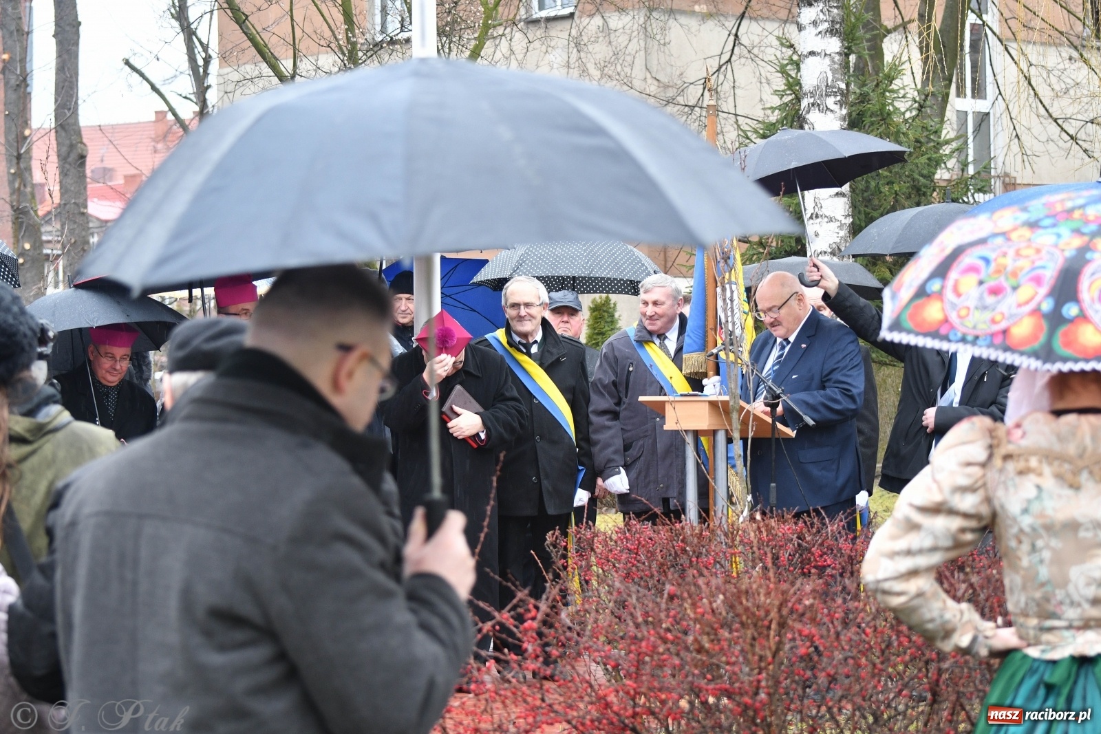 Zdjęcie w galerii na portalu naszraciborz.pl: Przy więzieniu odsłonięto tablicę poświęconą bł. Ryszardowi Henkesowi  wiadomości z regionu