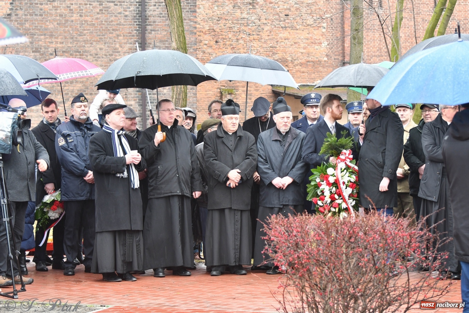 Zdjęcie w galerii na portalu naszraciborz.pl: Przy więzieniu odsłonięto tablicę poświęconą bł. Ryszardowi Henkesowi  wiadomości z regionu