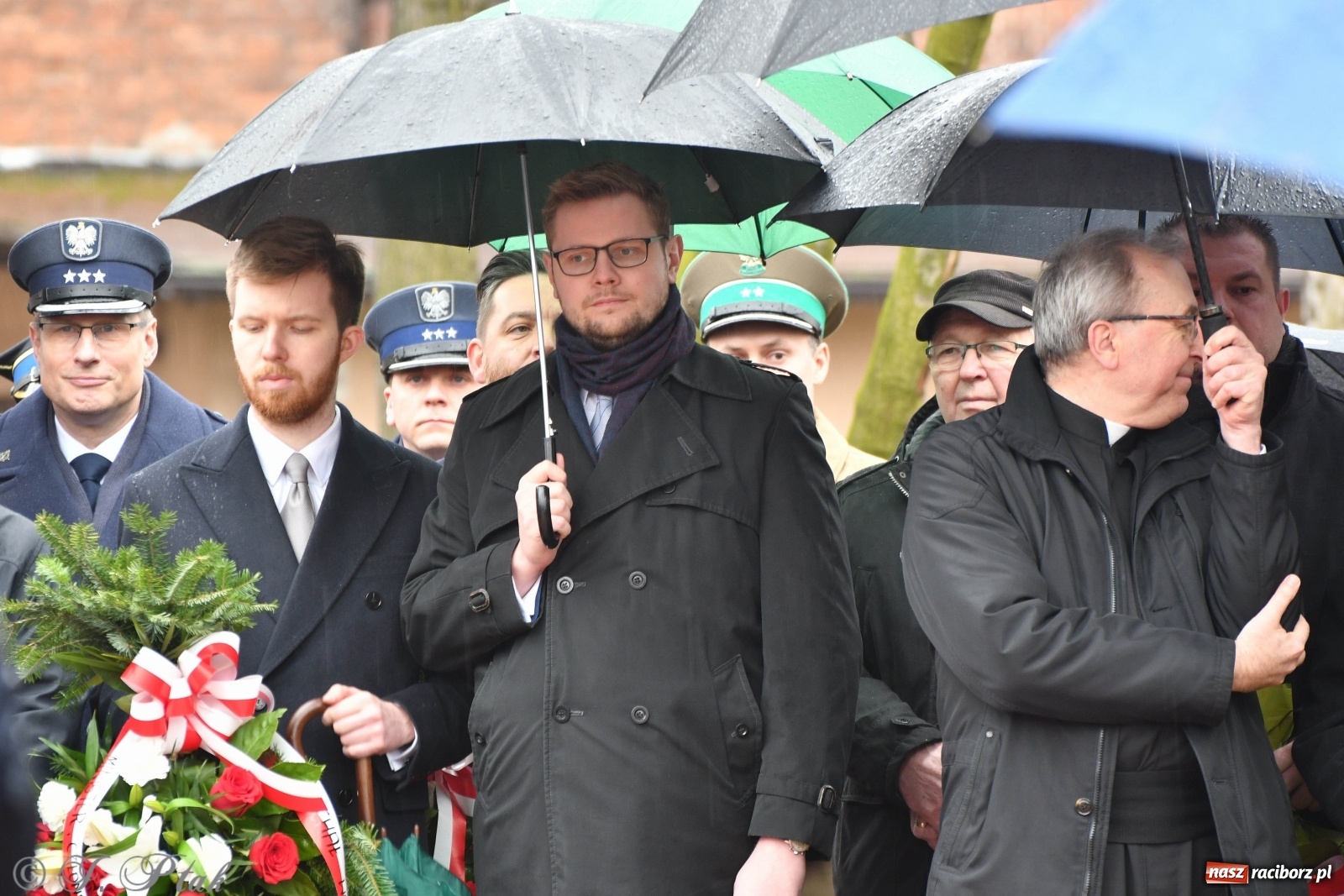 Zdjęcie w galerii na portalu naszraciborz.pl: Przy więzieniu odsłonięto tablicę poświęconą bł. Ryszardowi Henkesowi  wiadomości z regionu