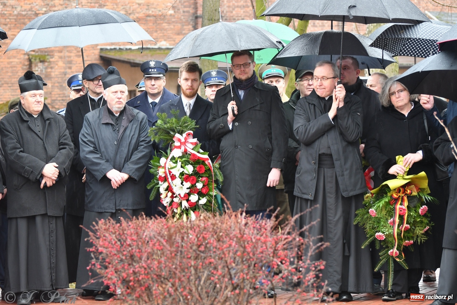 Zdjęcie w galerii na portalu naszraciborz.pl: Przy więzieniu odsłonięto tablicę poświęconą bł. Ryszardowi Henkesowi  wiadomości z regionu