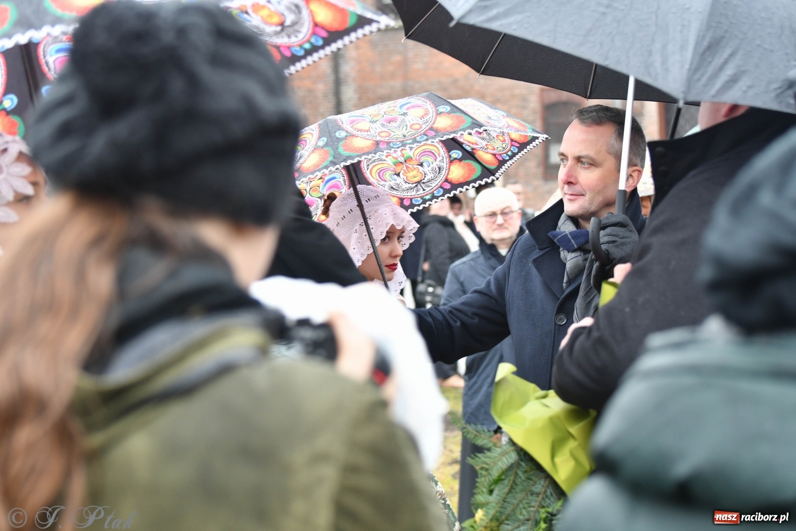 Zdjęcie w galerii na portalu naszraciborz.pl: Przy więzieniu odsłonięto tablicę poświęconą bł. Ryszardowi Henkesowi  wiadomości z regionu