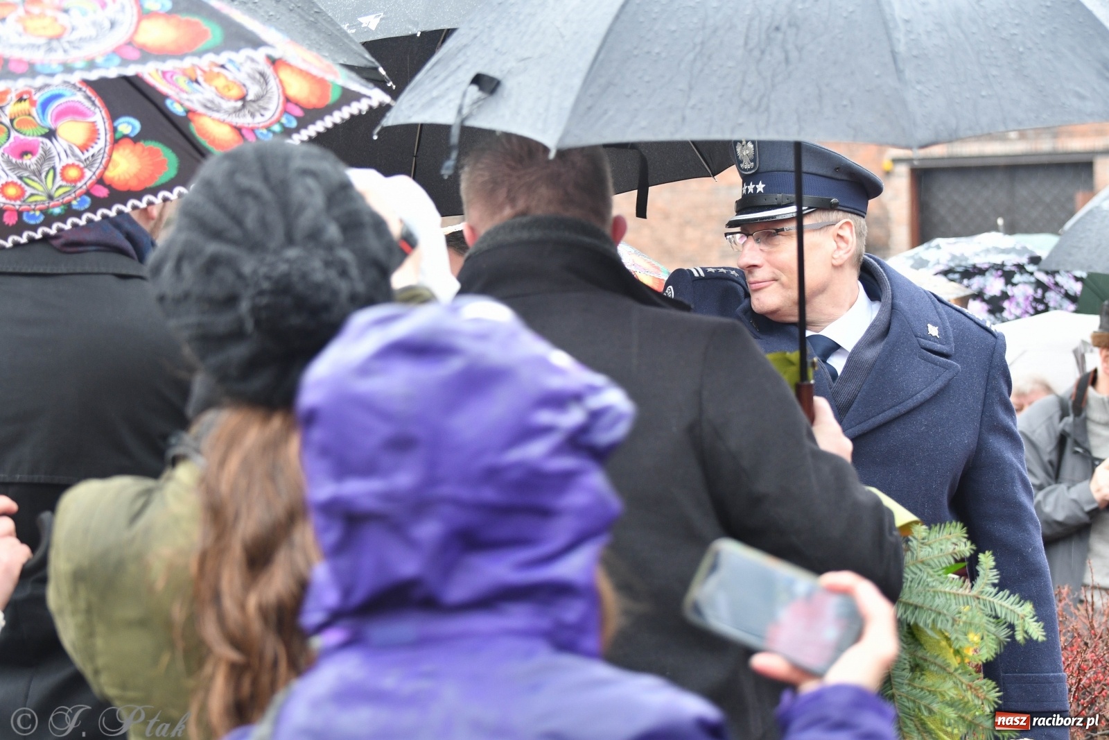 Zdjęcie w galerii na portalu naszraciborz.pl: Przy więzieniu odsłonięto tablicę poświęconą bł. Ryszardowi Henkesowi  wiadomości z regionu