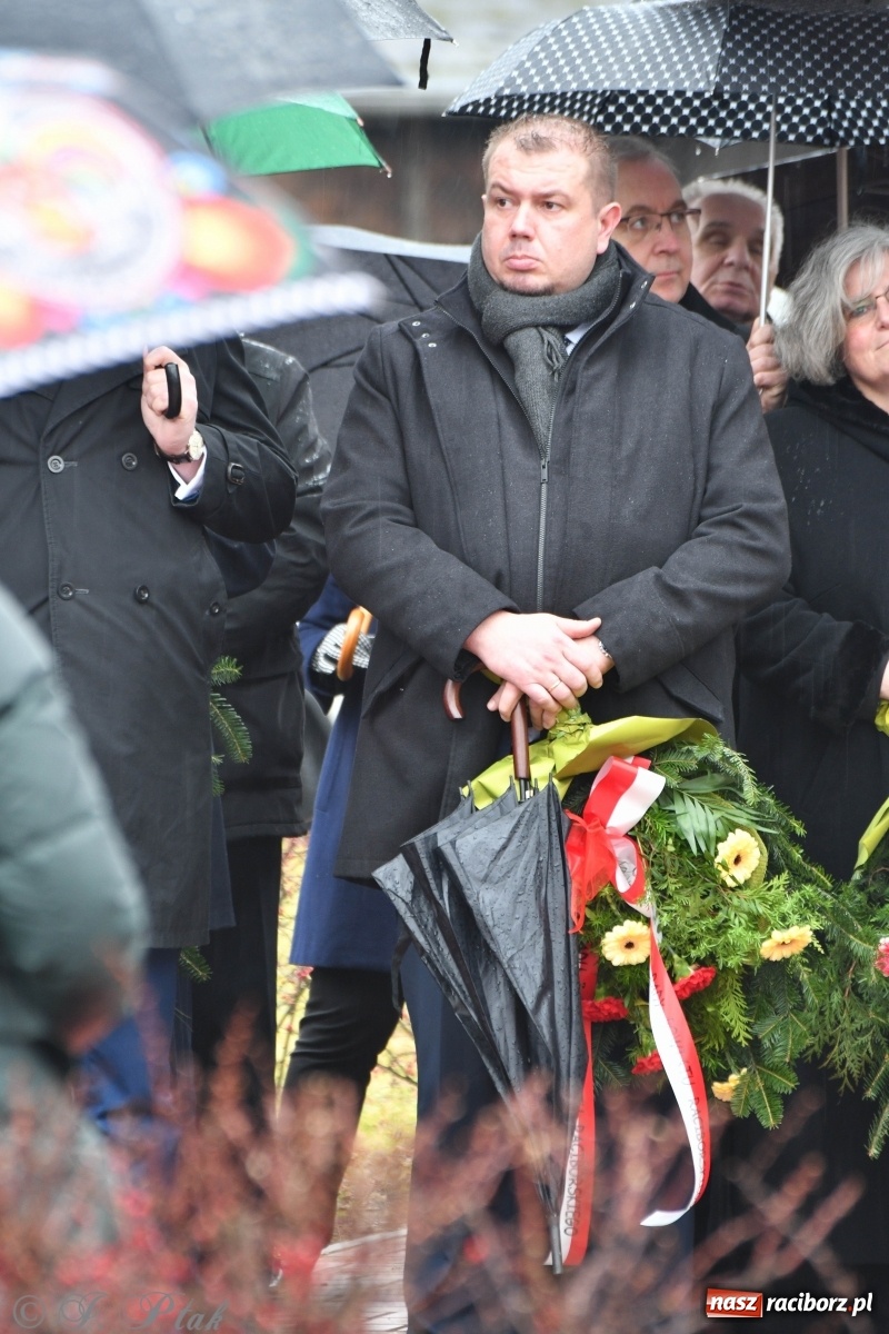 Zdjęcie w galerii na portalu naszraciborz.pl: Przy więzieniu odsłonięto tablicę poświęconą bł. Ryszardowi Henkesowi  wiadomości z regionu