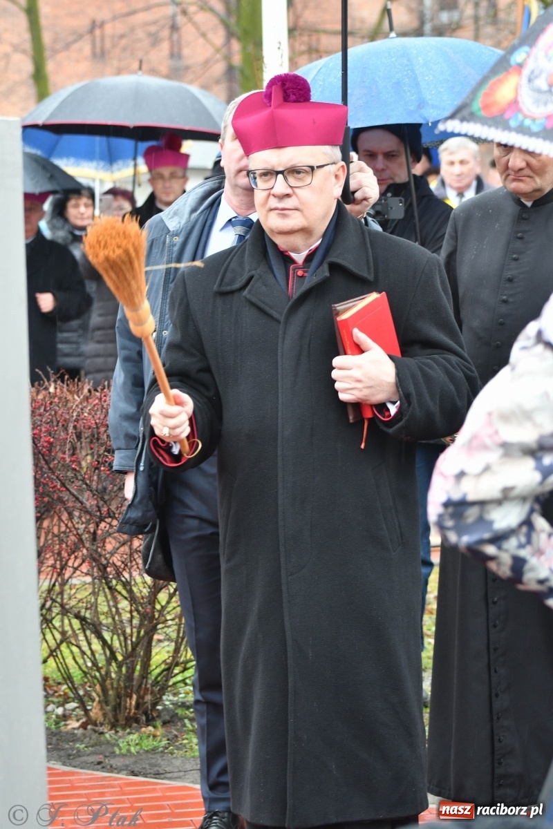 Zdjęcie w galerii na portalu naszraciborz.pl: Przy więzieniu odsłonięto tablicę poświęconą bł. Ryszardowi Henkesowi  wiadomości z regionu