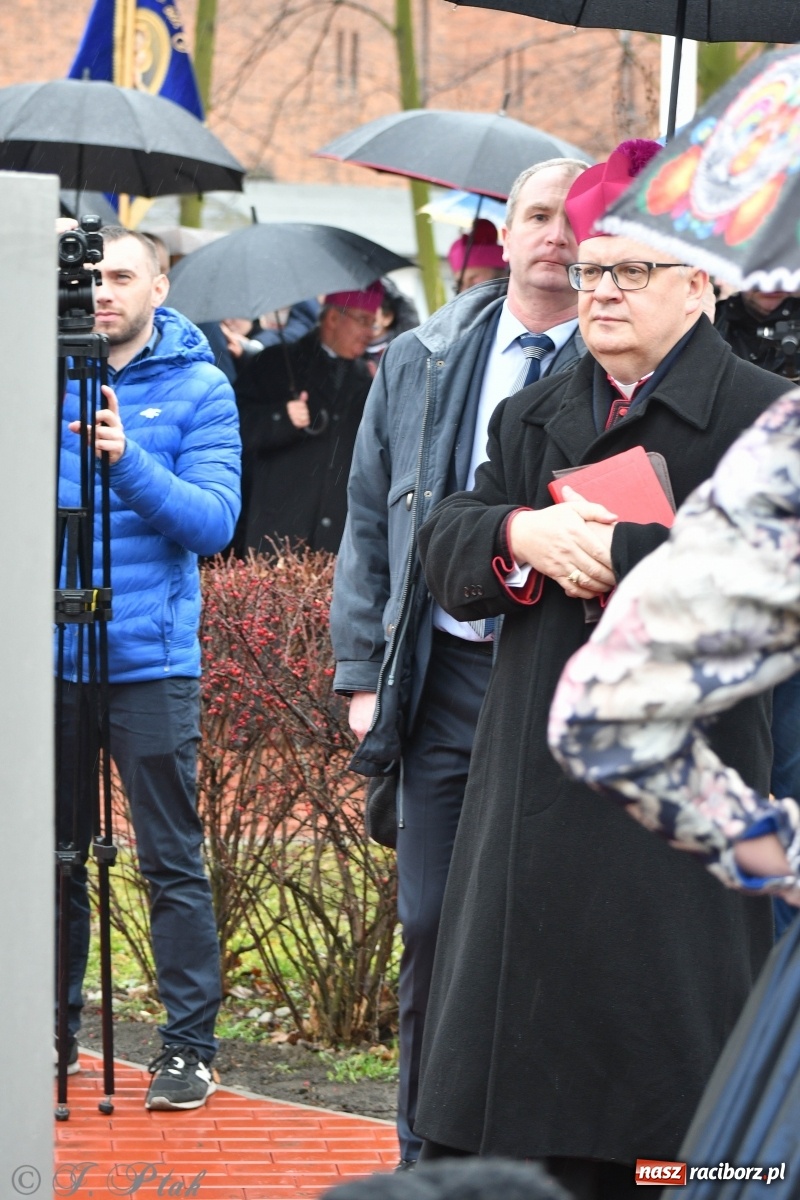 Zdjęcie w galerii na portalu naszraciborz.pl: Przy więzieniu odsłonięto tablicę poświęconą bł. Ryszardowi Henkesowi  wiadomości z regionu