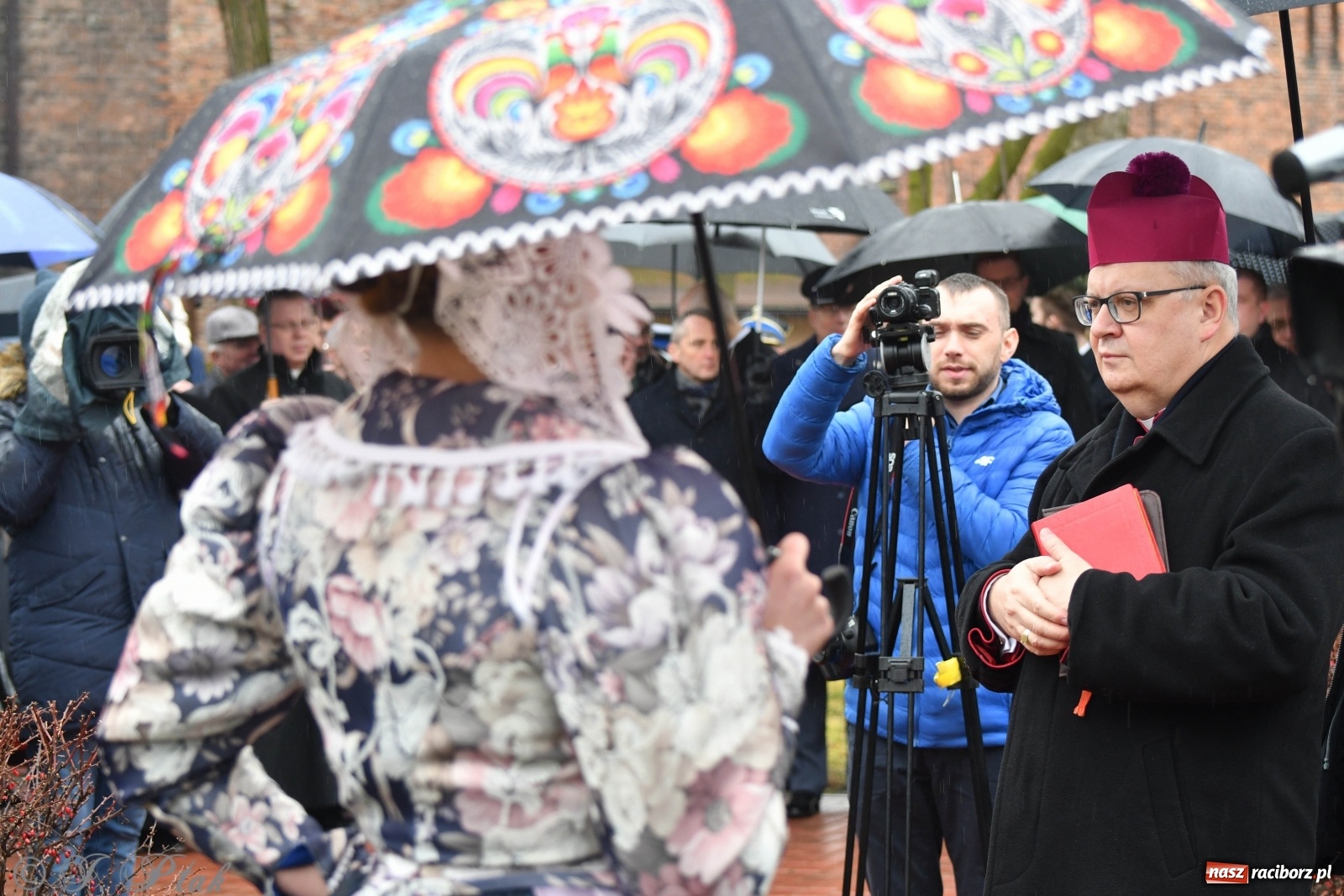 Zdjęcie w galerii na portalu naszraciborz.pl: Przy więzieniu odsłonięto tablicę poświęconą bł. Ryszardowi Henkesowi  wiadomości z regionu