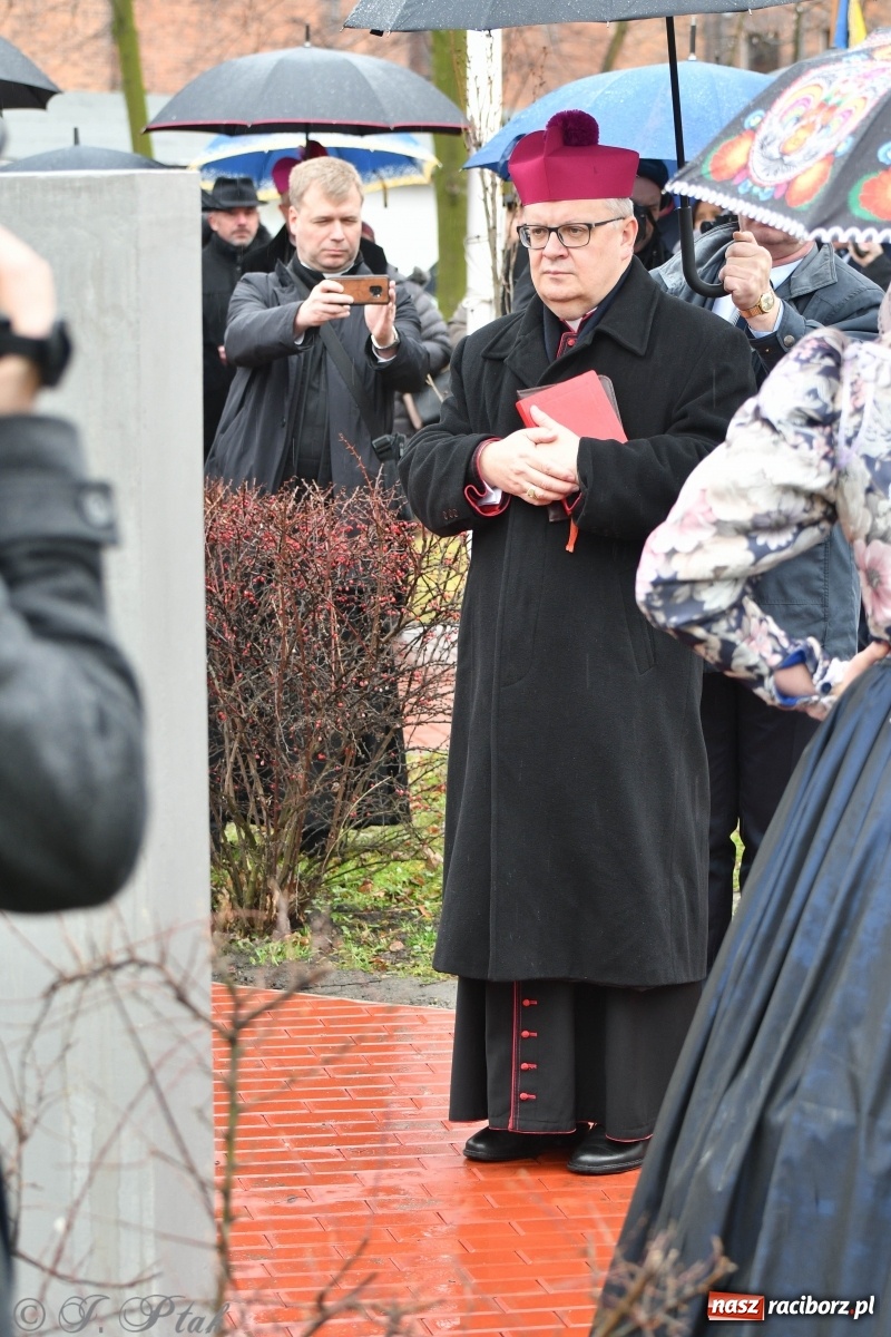 Zdjęcie w galerii na portalu naszraciborz.pl: Przy więzieniu odsłonięto tablicę poświęconą bł. Ryszardowi Henkesowi  wiadomości z regionu