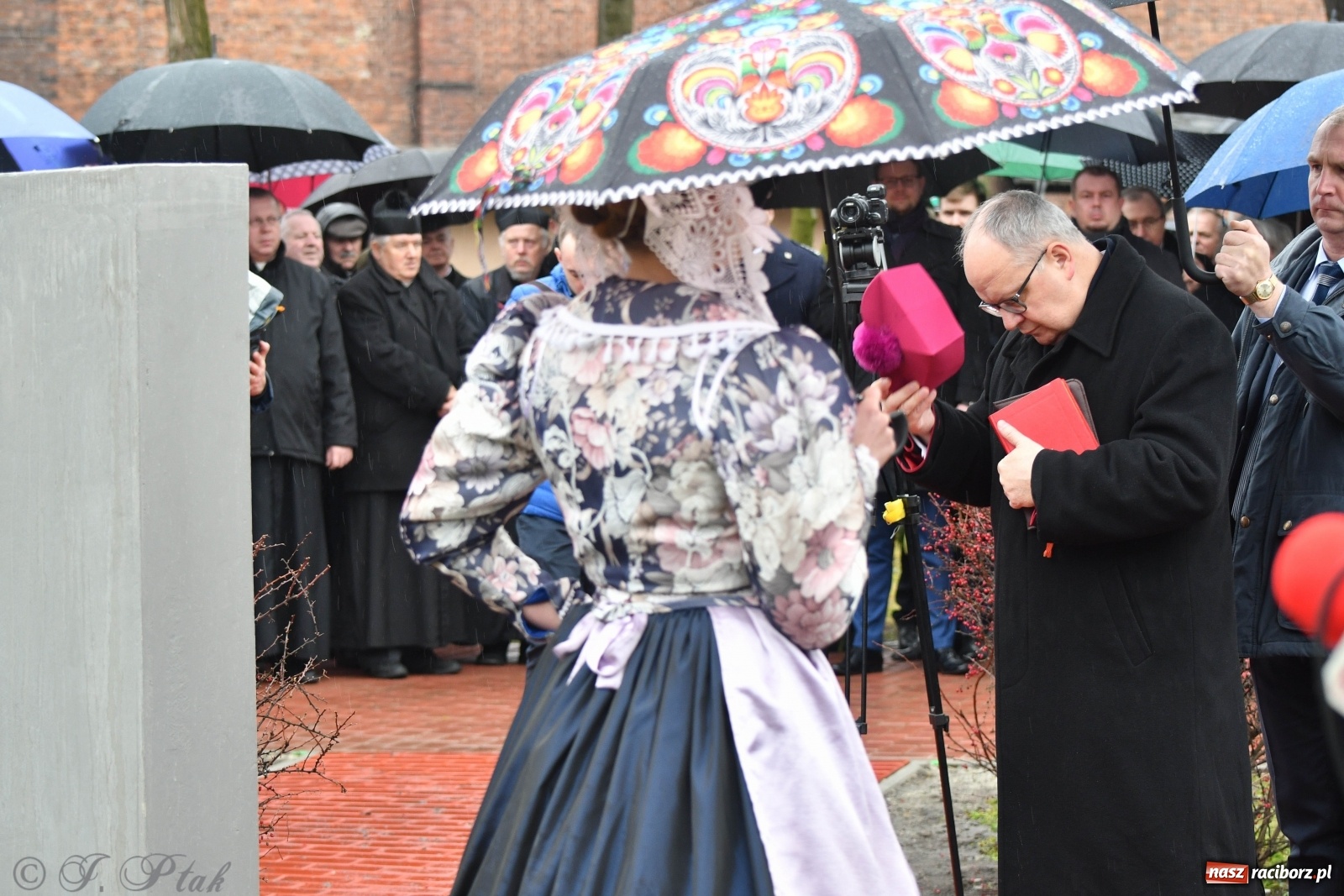 Zdjęcie w galerii na portalu naszraciborz.pl: Przy więzieniu odsłonięto tablicę poświęconą bł. Ryszardowi Henkesowi  wiadomości z regionu