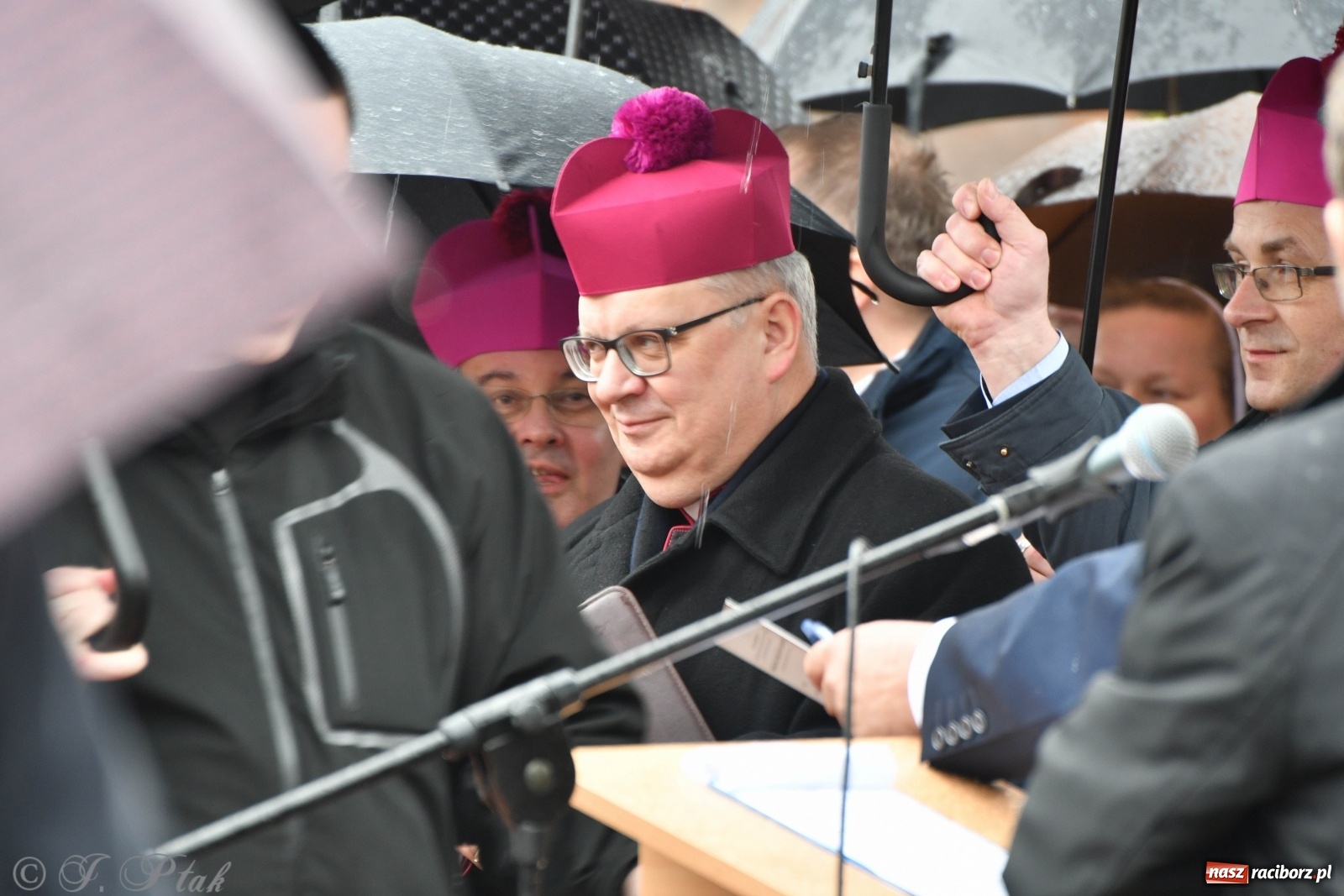 Zdjęcie w galerii na portalu naszraciborz.pl: Przy więzieniu odsłonięto tablicę poświęconą bł. Ryszardowi Henkesowi  wiadomości z regionu