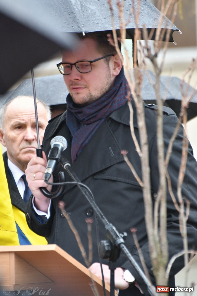 Zdjęcie w galerii na portalu naszraciborz.pl: Przy więzieniu odsłonięto tablicę poświęconą bł. Ryszardowi Henkesowi  wiadomości z regionu