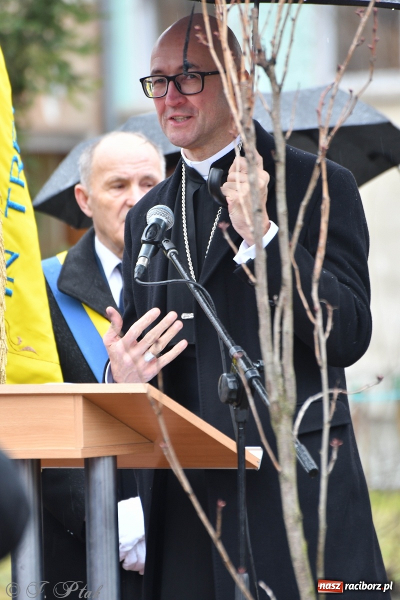 Zdjęcie w galerii na portalu naszraciborz.pl: Przy więzieniu odsłonięto tablicę poświęconą bł. Ryszardowi Henkesowi  wiadomości z regionu