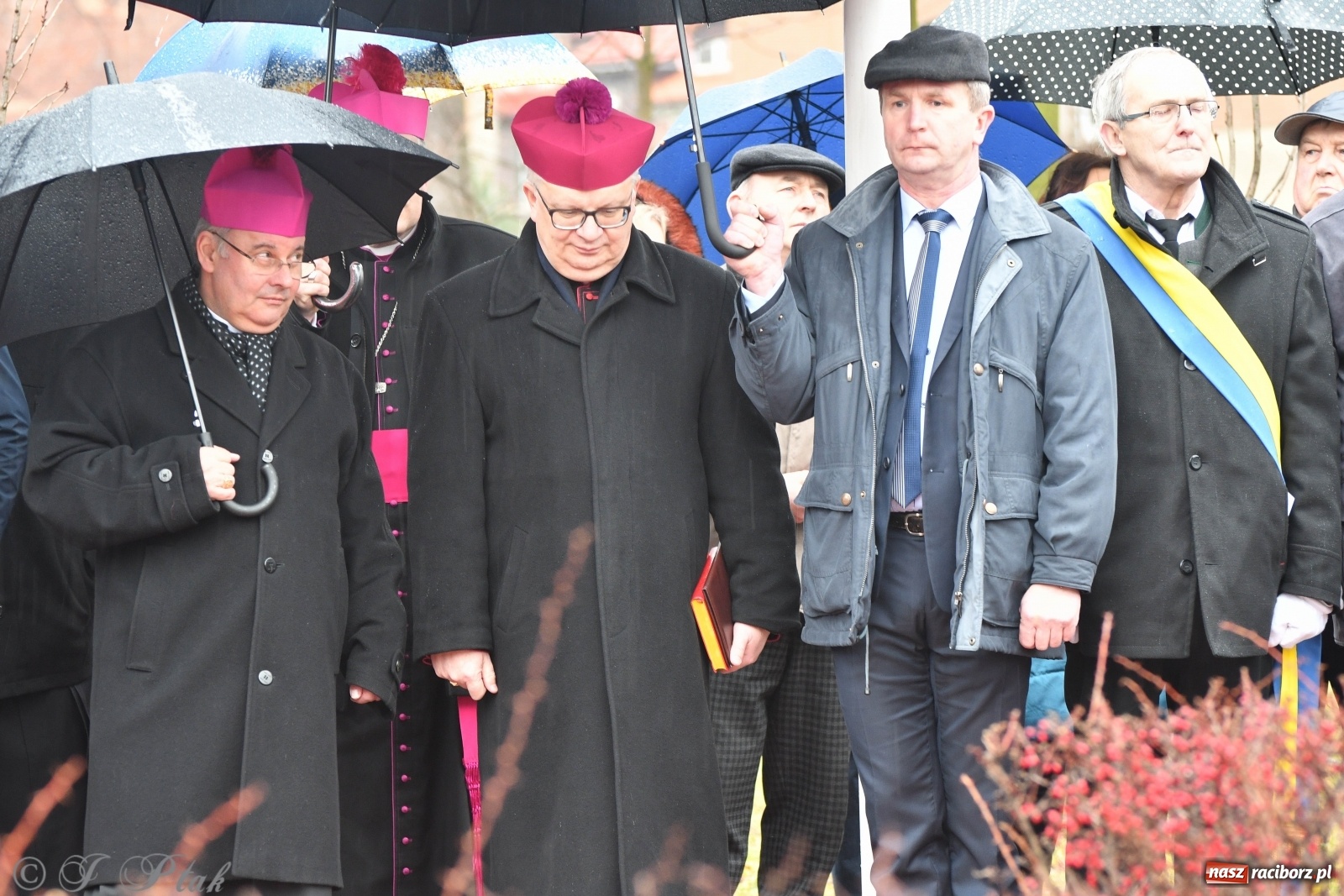 Zdjęcie w galerii na portalu naszraciborz.pl: Przy więzieniu odsłonięto tablicę poświęconą bł. Ryszardowi Henkesowi  wiadomości z regionu