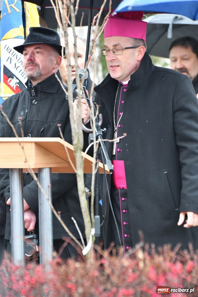 Zdjęcie w galerii na portalu naszraciborz.pl: Przy więzieniu odsłonięto tablicę poświęconą bł. Ryszardowi Henkesowi  wiadomości z regionu