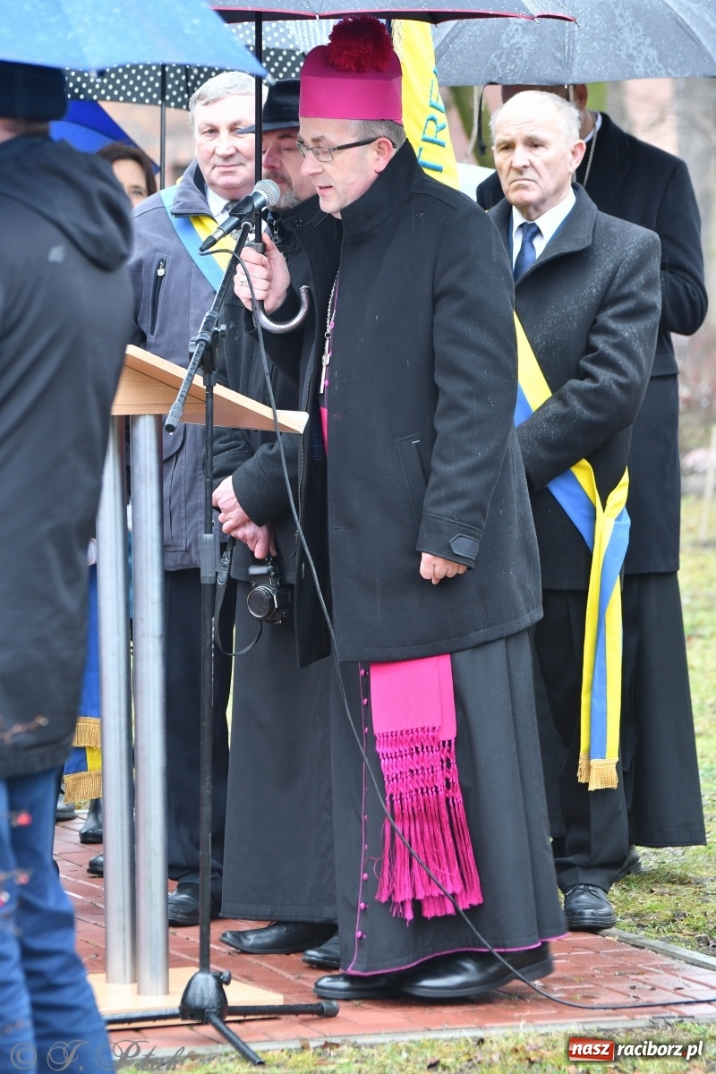 Zdjęcie w galerii na portalu naszraciborz.pl: Przy więzieniu odsłonięto tablicę poświęconą bł. Ryszardowi Henkesowi  wiadomości z regionu