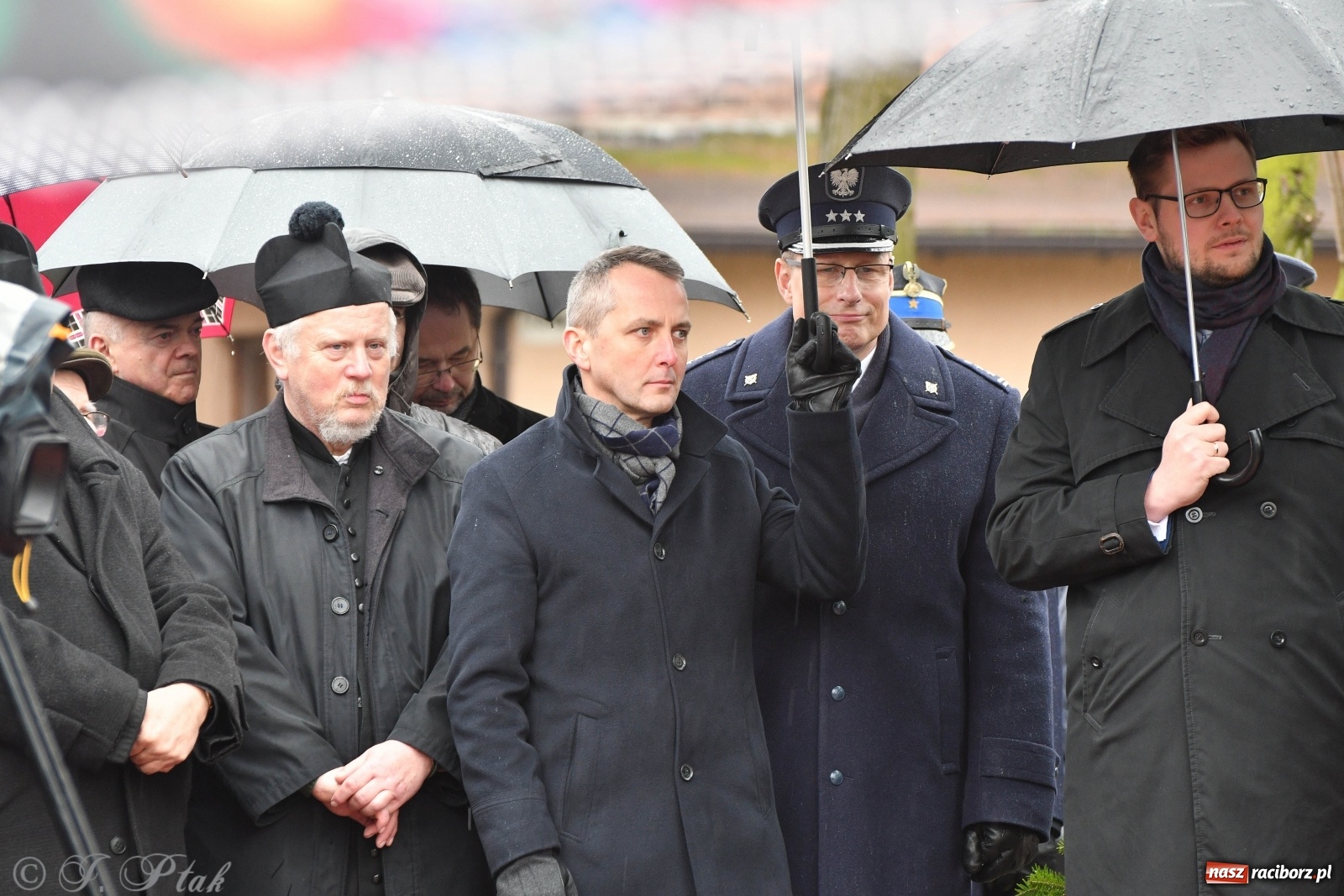 Zdjęcie w galerii na portalu naszraciborz.pl: Przy więzieniu odsłonięto tablicę poświęconą bł. Ryszardowi Henkesowi  wiadomości z regionu