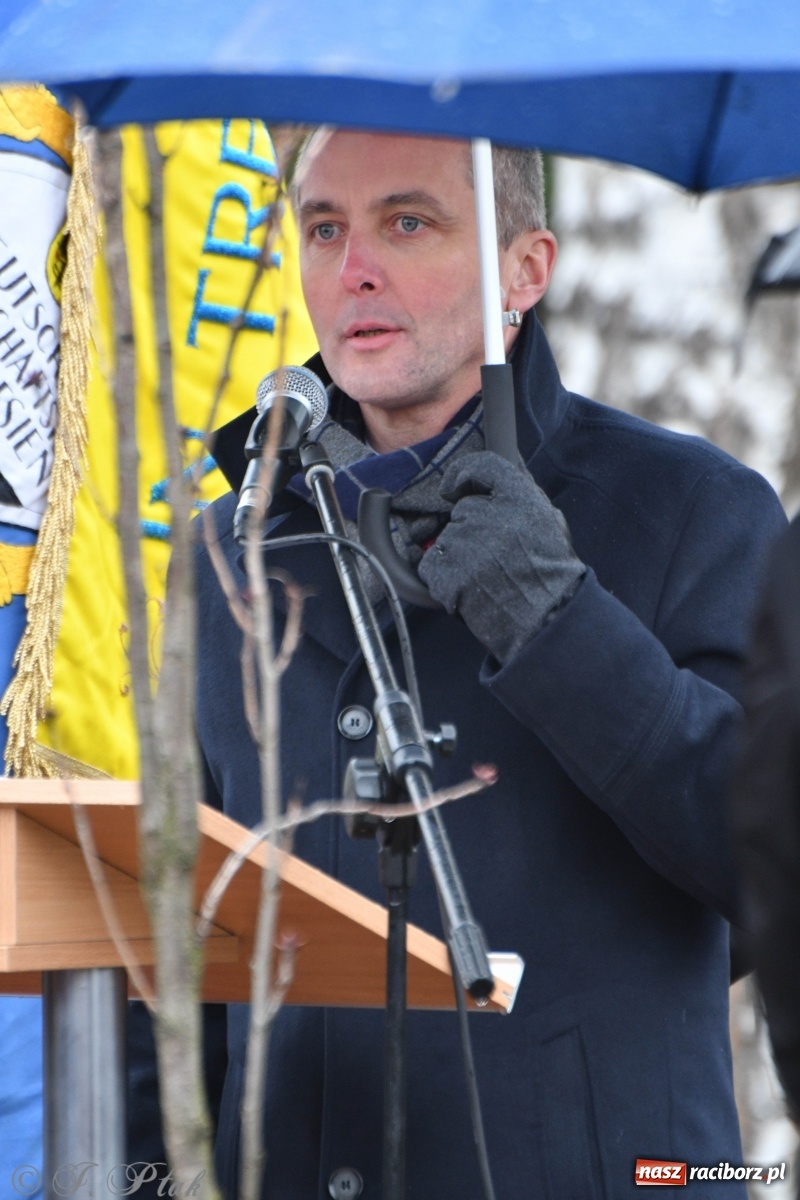 Zdjęcie w galerii na portalu naszraciborz.pl: Przy więzieniu odsłonięto tablicę poświęconą bł. Ryszardowi Henkesowi  wiadomości z regionu