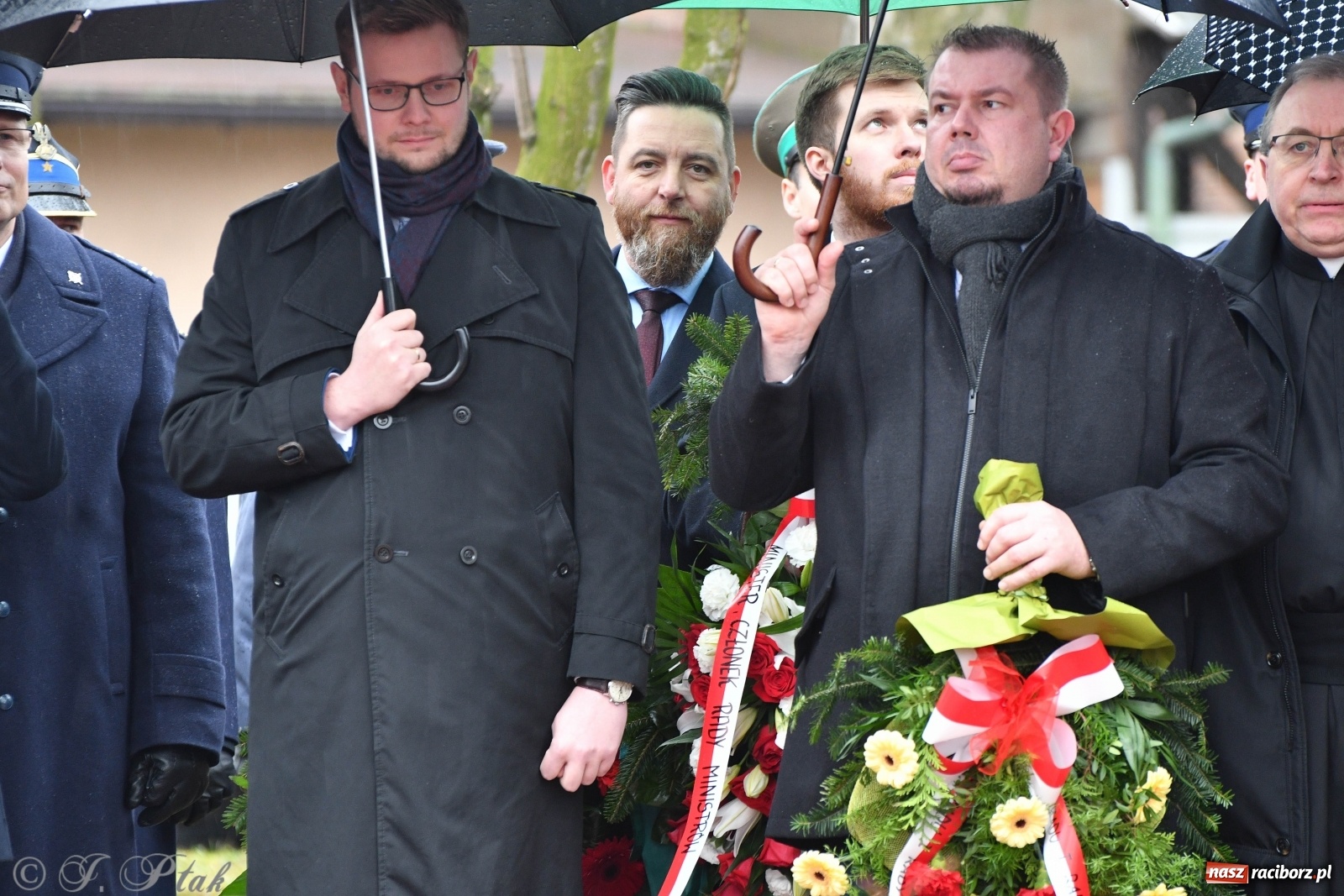 Zdjęcie w galerii na portalu naszraciborz.pl: Przy więzieniu odsłonięto tablicę poświęconą bł. Ryszardowi Henkesowi  wiadomości z regionu