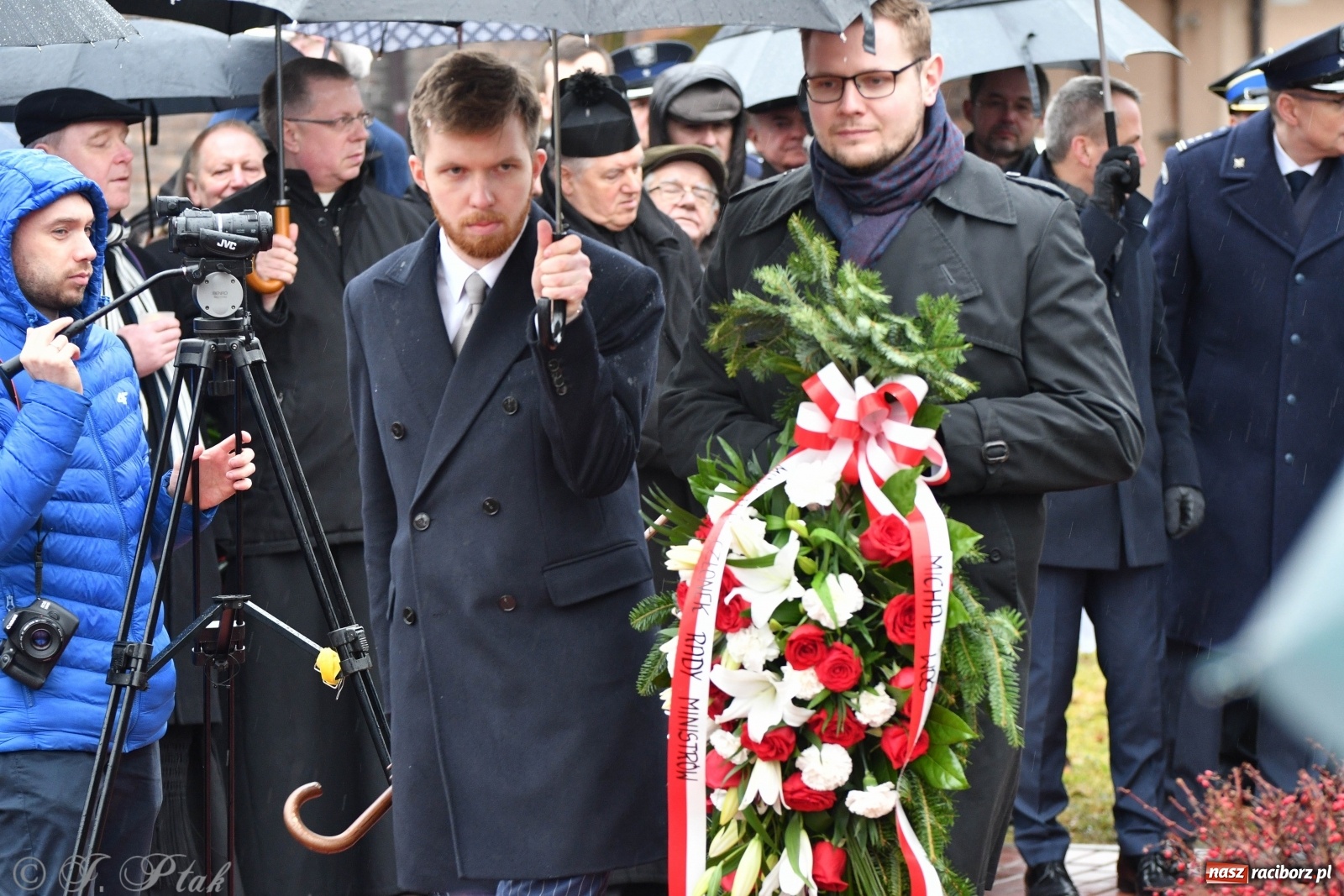 Zdjęcie w galerii na portalu naszraciborz.pl: Przy więzieniu odsłonięto tablicę poświęconą bł. Ryszardowi Henkesowi  wiadomości z regionu