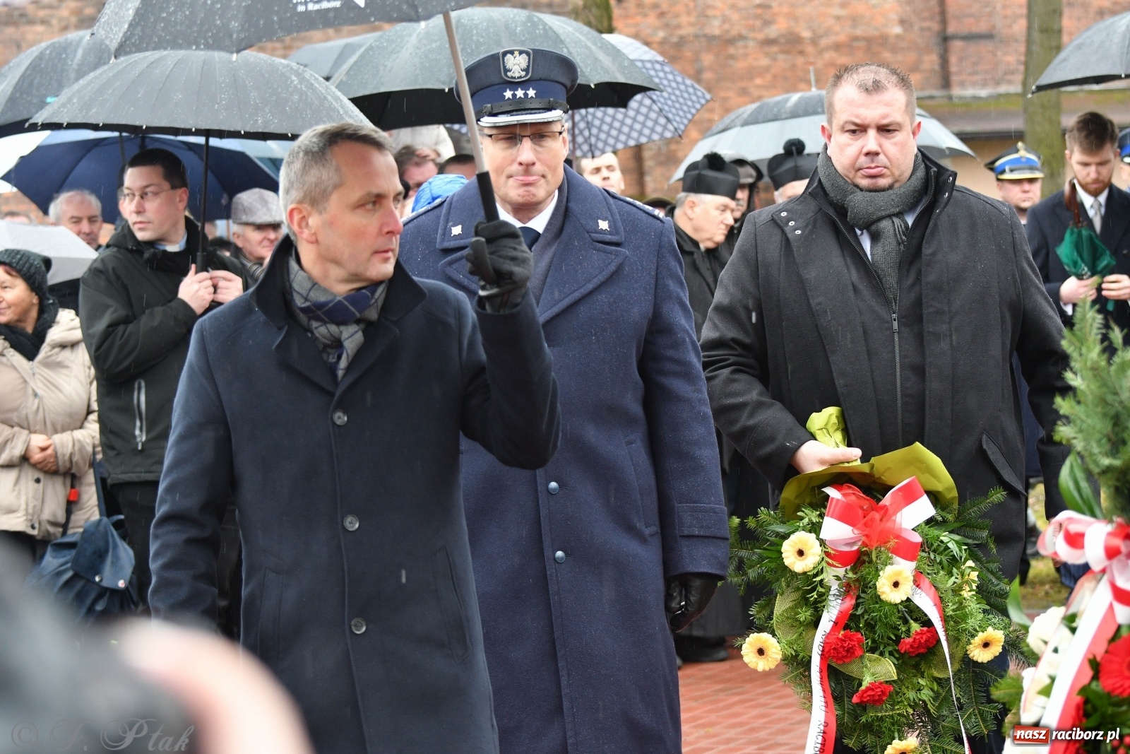 Zdjęcie w galerii na portalu naszraciborz.pl: Przy więzieniu odsłonięto tablicę poświęconą bł. Ryszardowi Henkesowi  wiadomości z regionu