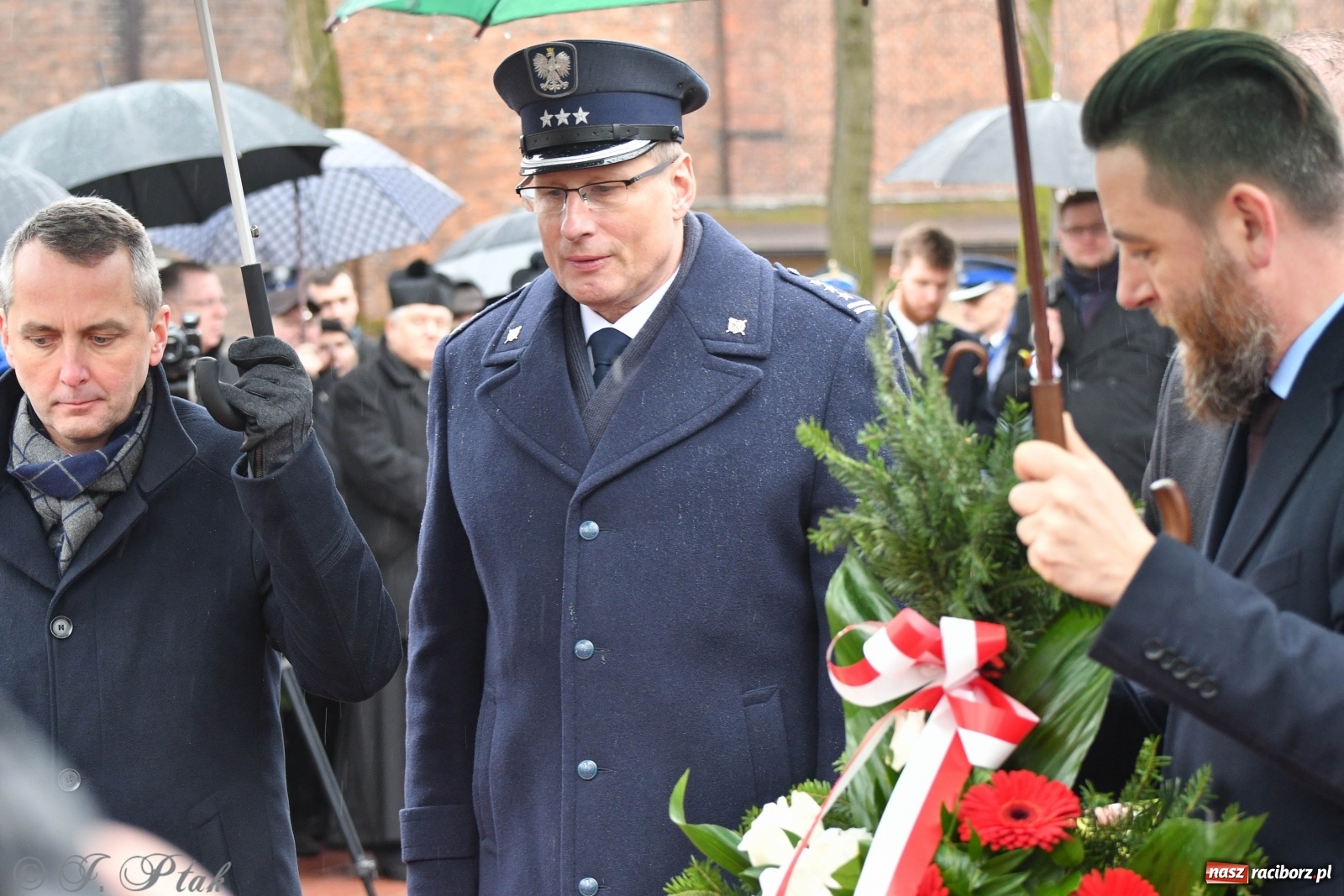 Zdjęcie w galerii na portalu naszraciborz.pl: Przy więzieniu odsłonięto tablicę poświęconą bł. Ryszardowi Henkesowi  wiadomości z regionu