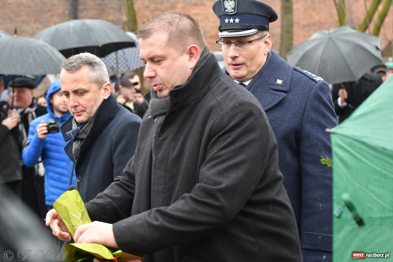 Zdjęcie w galerii na portalu naszraciborz.pl: Przy więzieniu odsłonięto tablicę poświęconą bł. Ryszardowi Henkesowi  wiadomości z regionu