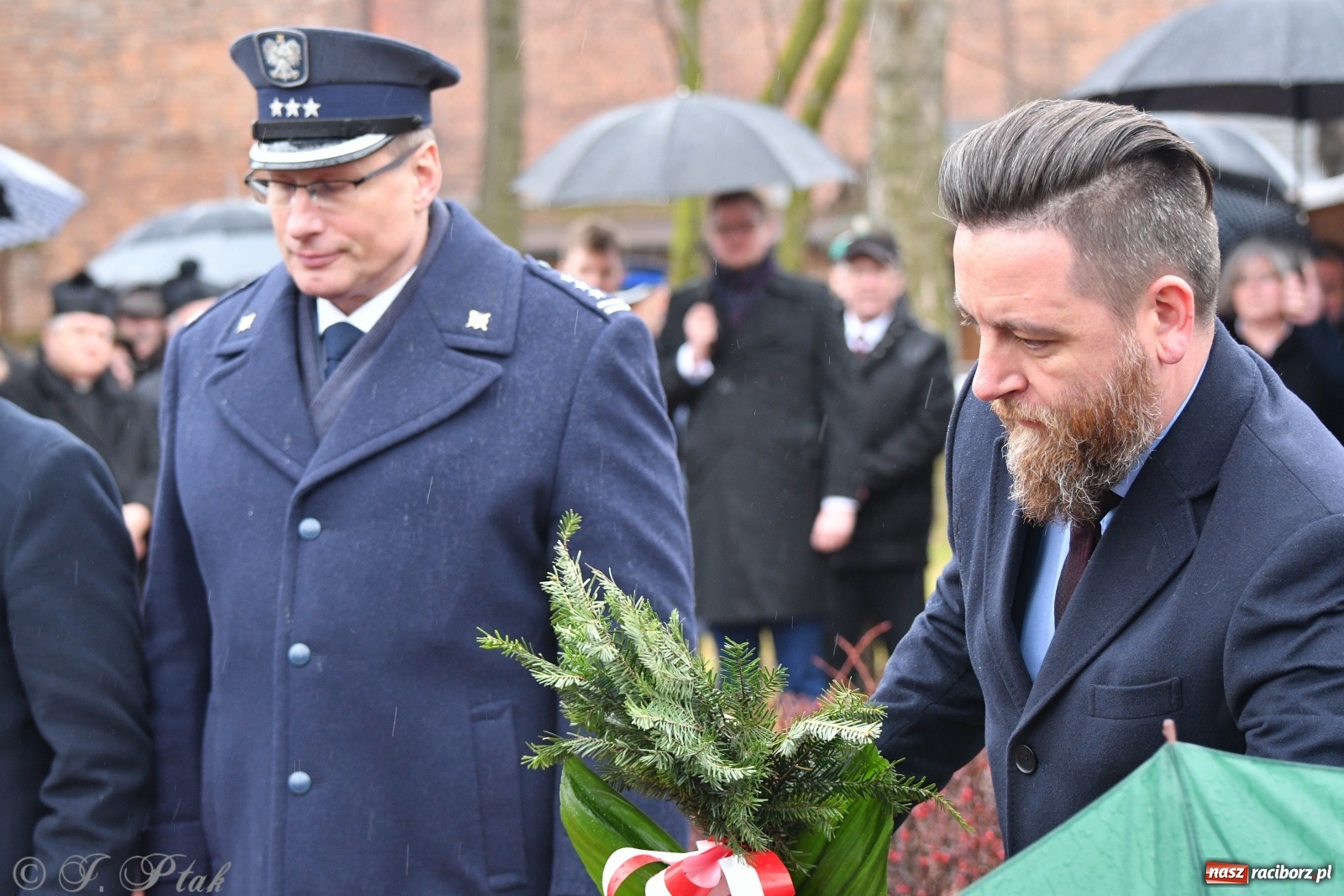 Zdjęcie w galerii na portalu naszraciborz.pl: Przy więzieniu odsłonięto tablicę poświęconą bł. Ryszardowi Henkesowi  wiadomości z regionu