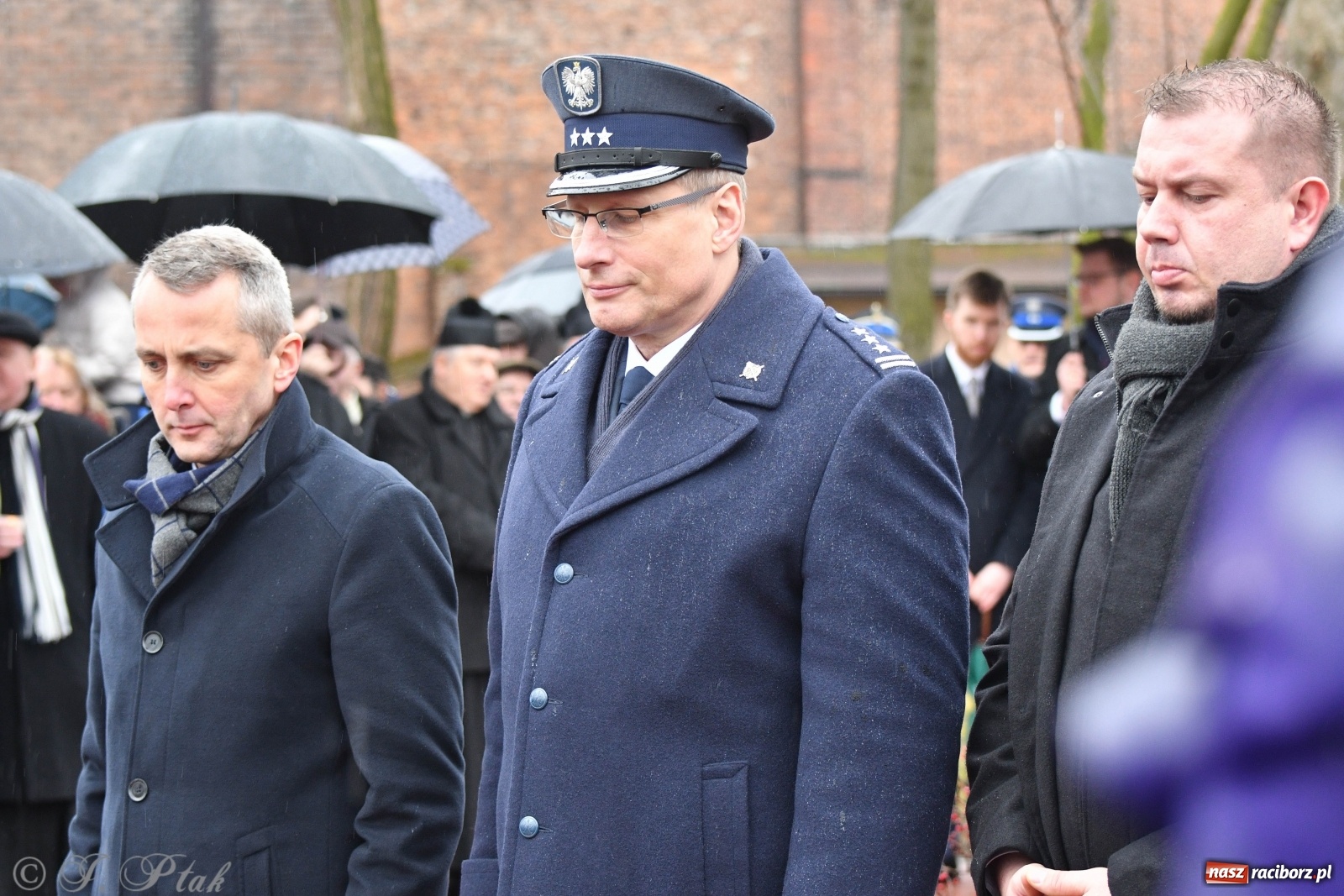 Zdjęcie w galerii na portalu naszraciborz.pl: Przy więzieniu odsłonięto tablicę poświęconą bł. Ryszardowi Henkesowi  wiadomości z regionu
