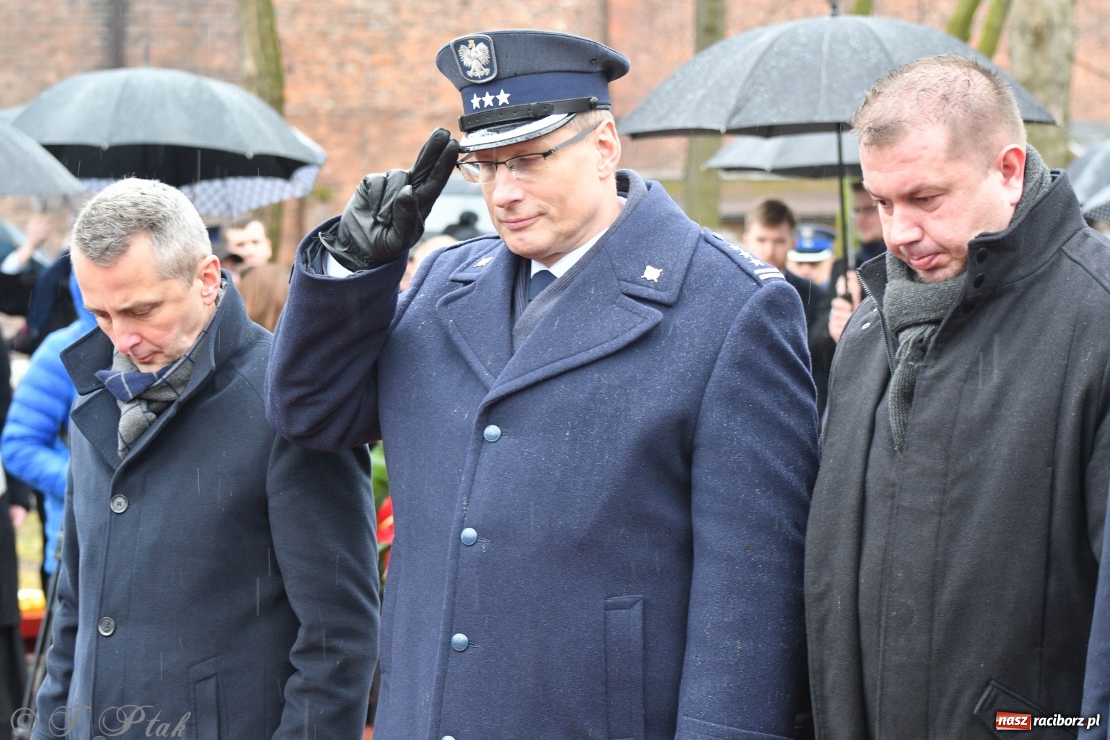 Zdjęcie w galerii na portalu naszraciborz.pl: Przy więzieniu odsłonięto tablicę poświęconą bł. Ryszardowi Henkesowi  wiadomości z regionu