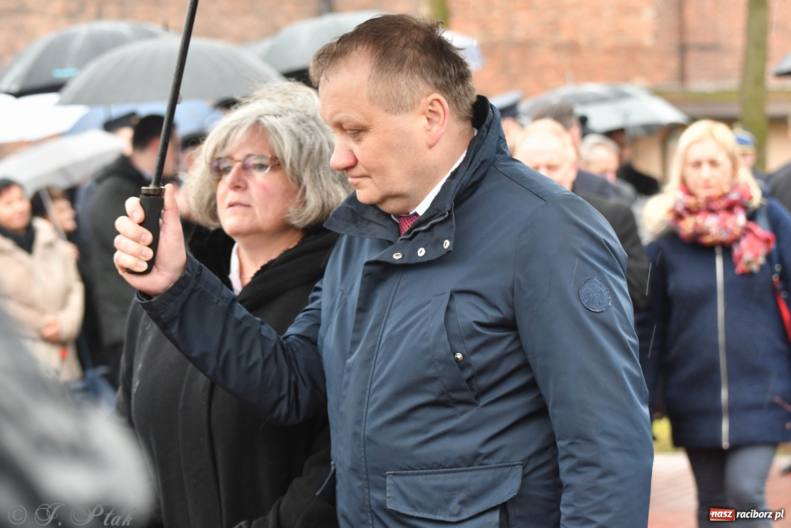 Zdjęcie w galerii na portalu naszraciborz.pl: Przy więzieniu odsłonięto tablicę poświęconą bł. Ryszardowi Henkesowi  wiadomości z regionu