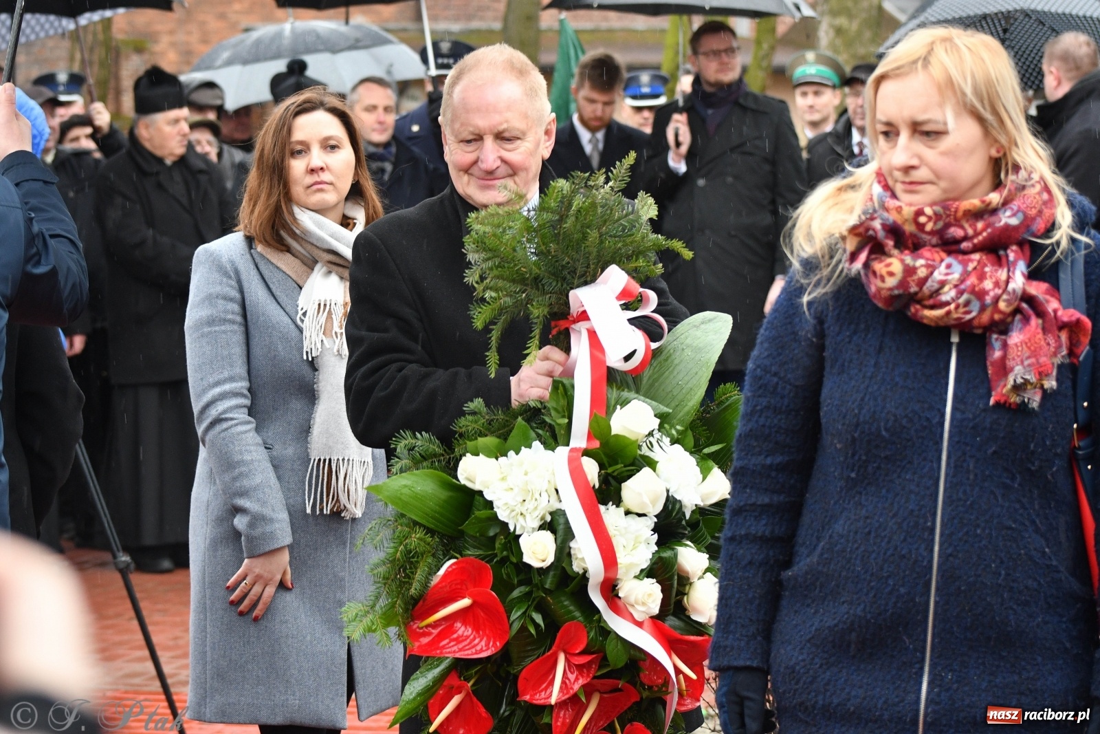 Zdjęcie w galerii na portalu naszraciborz.pl: Przy więzieniu odsłonięto tablicę poświęconą bł. Ryszardowi Henkesowi  wiadomości z regionu