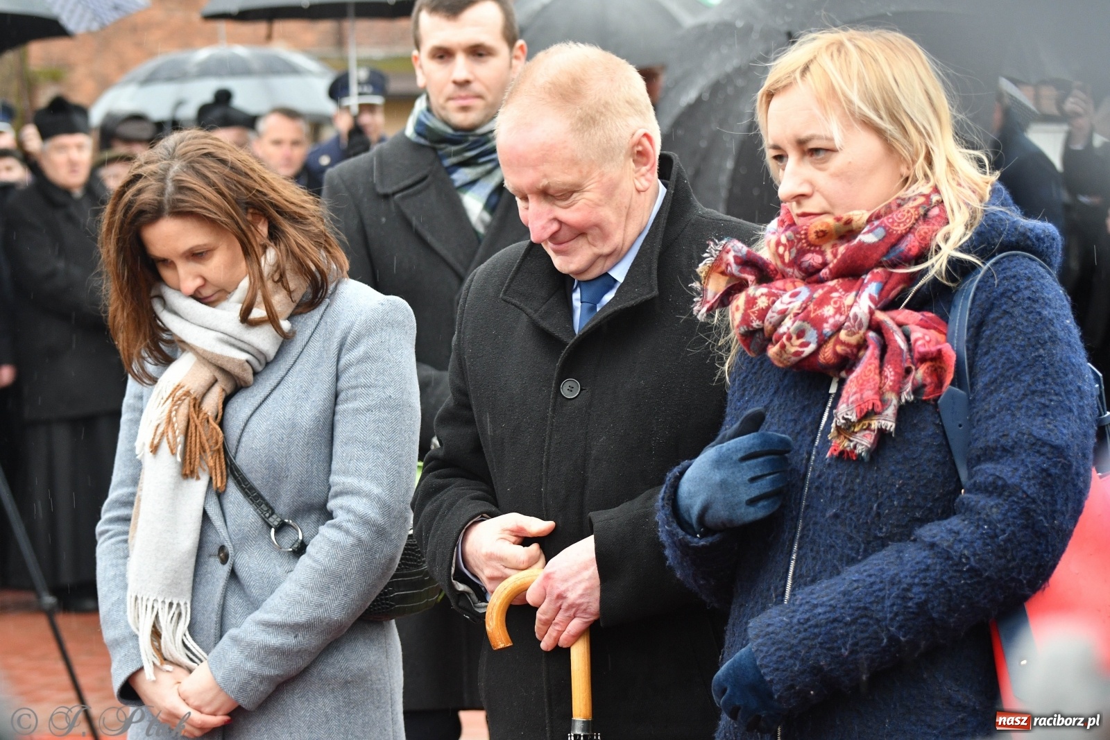 Zdjęcie w galerii na portalu naszraciborz.pl: Przy więzieniu odsłonięto tablicę poświęconą bł. Ryszardowi Henkesowi  wiadomości z regionu