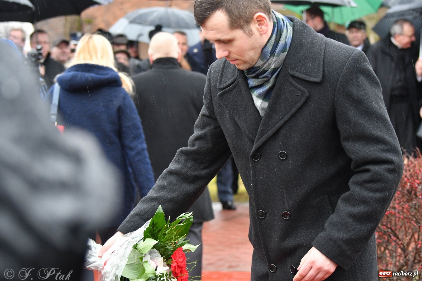 Zdjęcie w galerii na portalu naszraciborz.pl: Przy więzieniu odsłonięto tablicę poświęconą bł. Ryszardowi Henkesowi  wiadomości z regionu