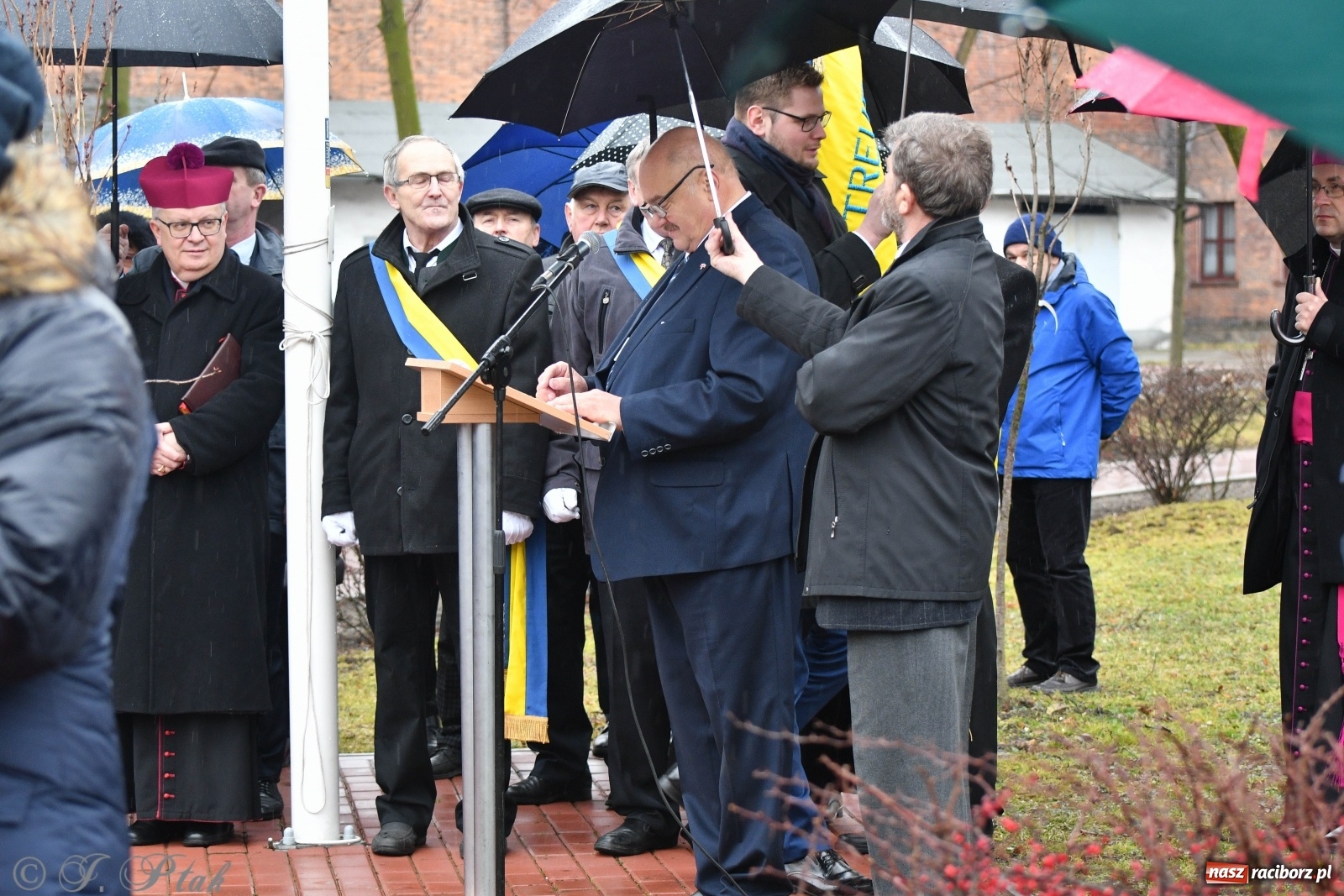 Zdjęcie w galerii na portalu naszraciborz.pl: Przy więzieniu odsłonięto tablicę poświęconą bł. Ryszardowi Henkesowi  wiadomości z regionu